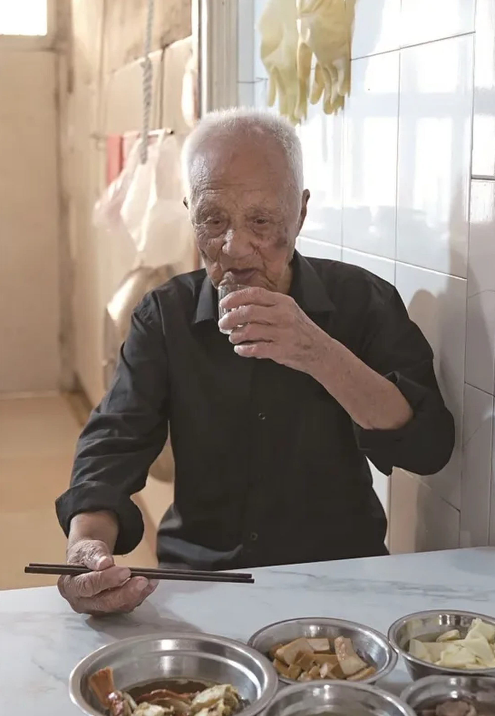 Wang enjoys a simple yet fulfilling diet that includes fresh seafood, especially river crabs. He occasionally shares meals accompanied by a glass of baijiu (Chinese liquor) with his son. Photo: QQ.com
