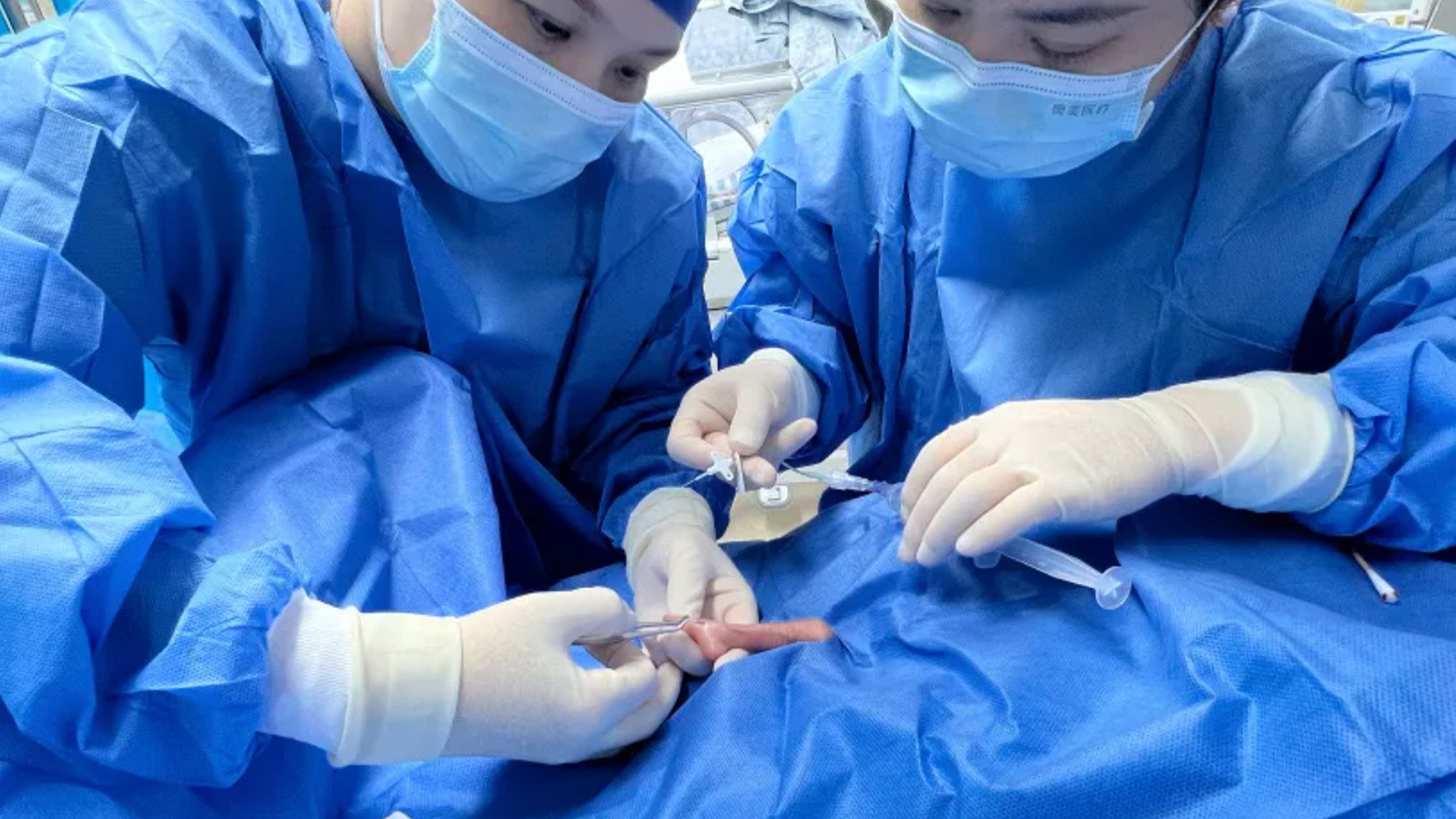 A woman gave birth to a baby boy weighing just 330 grams after a 23-week pregnancy, making him the lightest premature infant on record in southern China’s Guangdong province. Photo: QQ.com