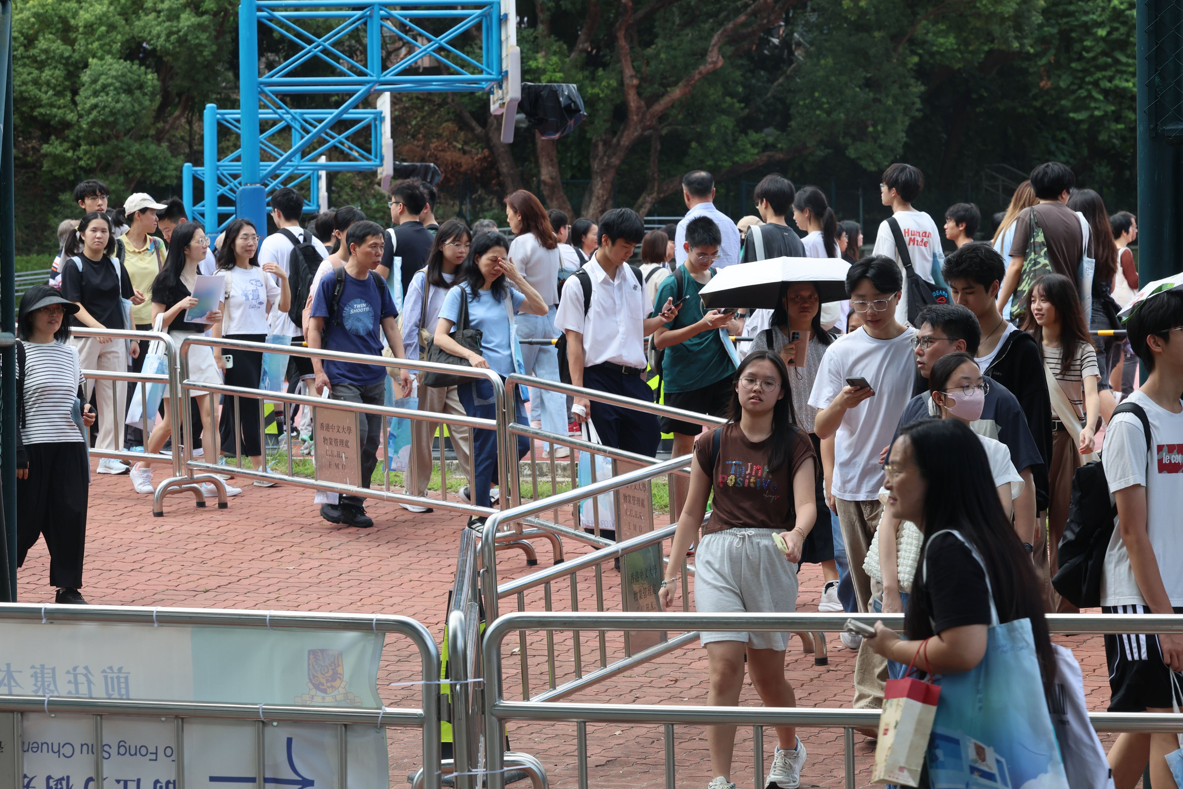 Prospective students queue up for an information day event held at a local university on October 11, 2025. Photo: Edmond So