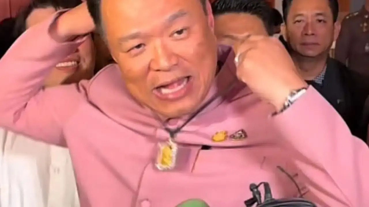 Thai Prime Minister Anutin Charnvirakul showing the Nuea Duang amulet to journalists in October 2023. Photo: Handout