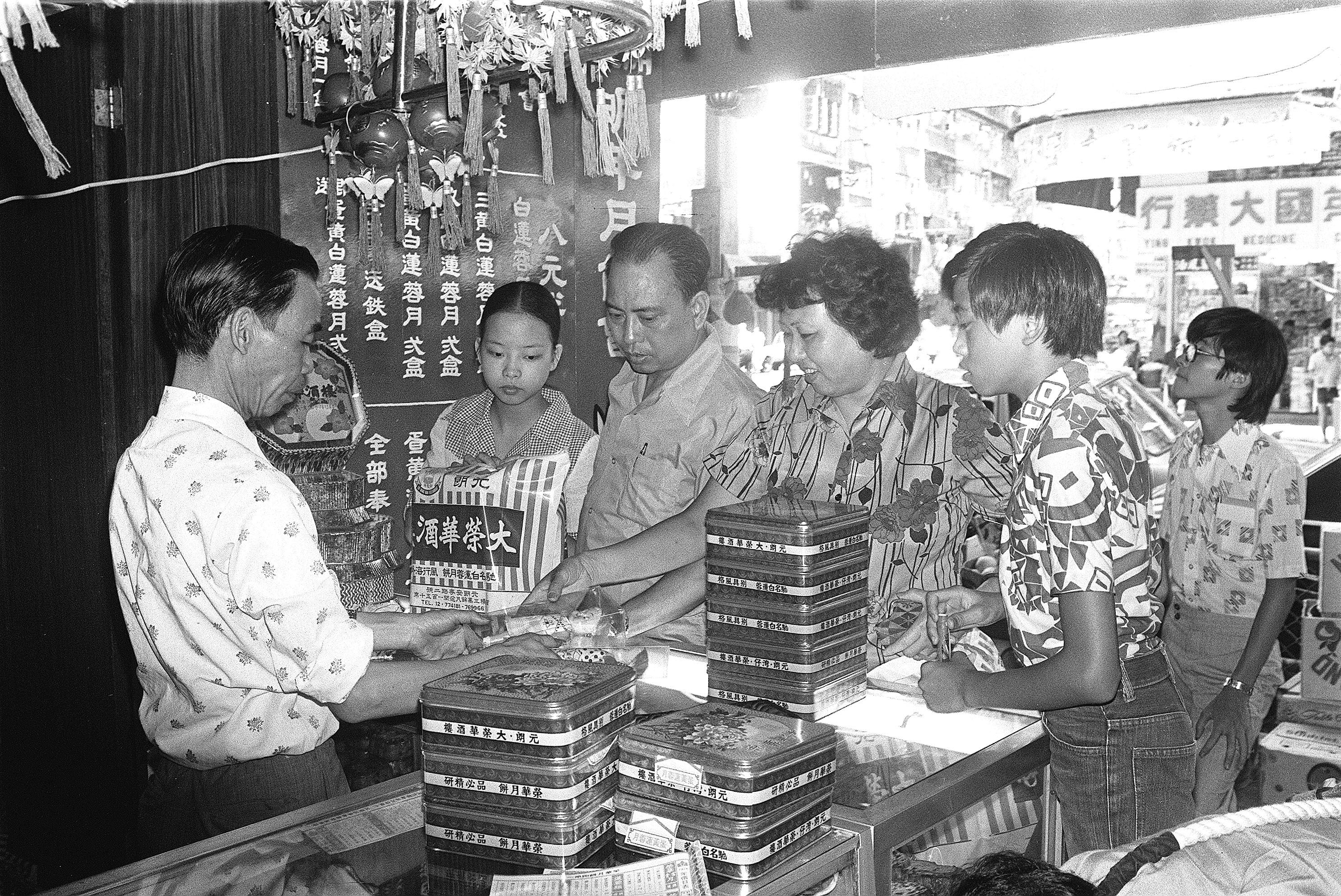 The Yuen Long branch of Wing Wah Restaurant does a brisk mooncake trade ahead of the 1976 Mid-Autumn Festival. Photo: SCMP Archives