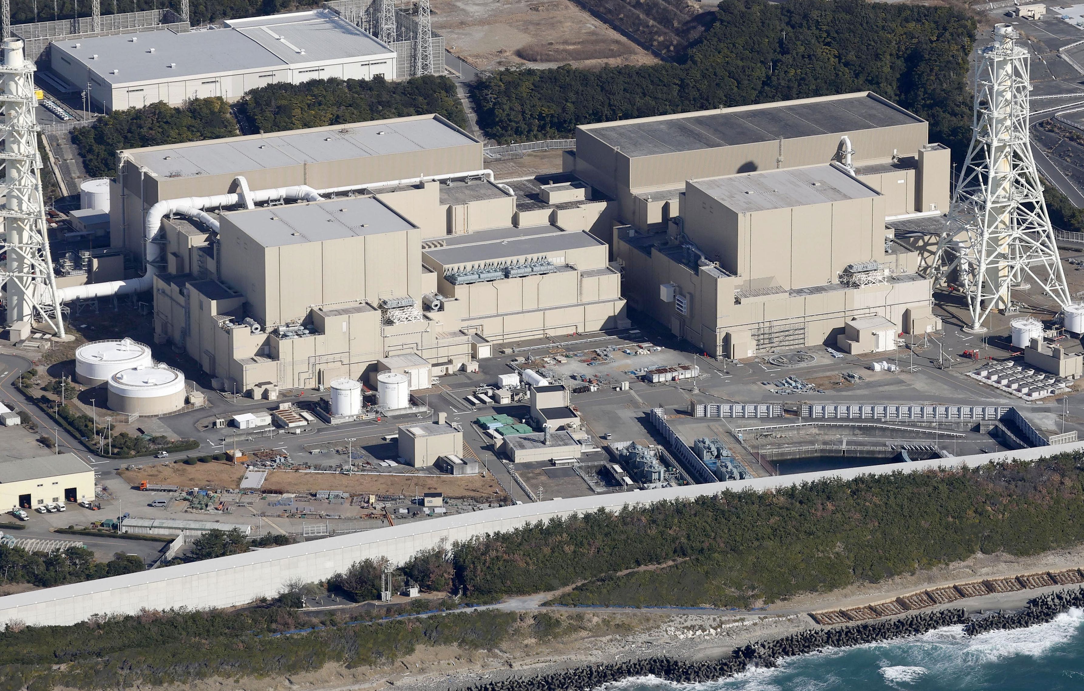 The No 3 (left) and No 4 reactors at Chubu Electric Power’s Hamaoka nuclear power plant in Omaezaki, Shizuoka prefecture. Photo: Kyodo