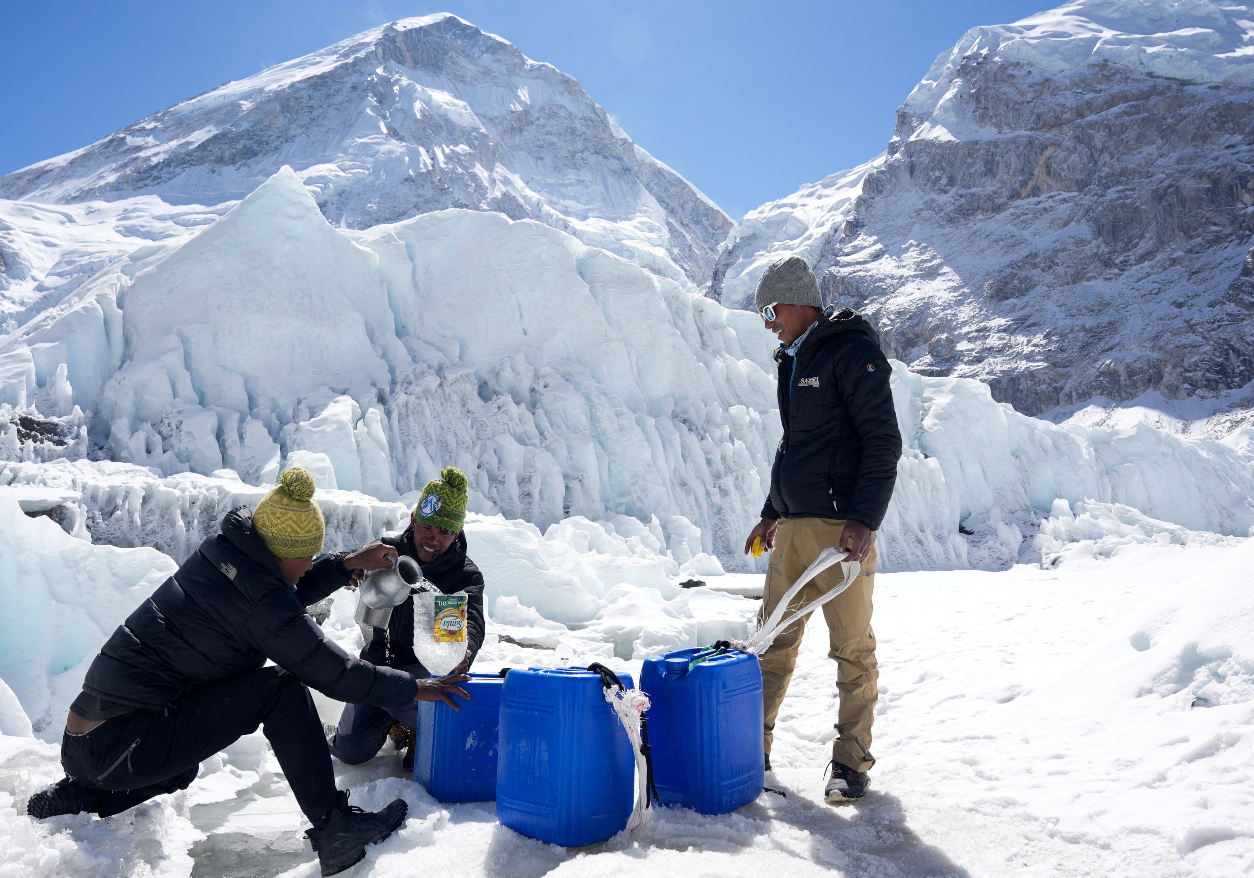 People collect water from a glacier at Everest base camp in Nepal on April 13, 2025. Photo: Reuters