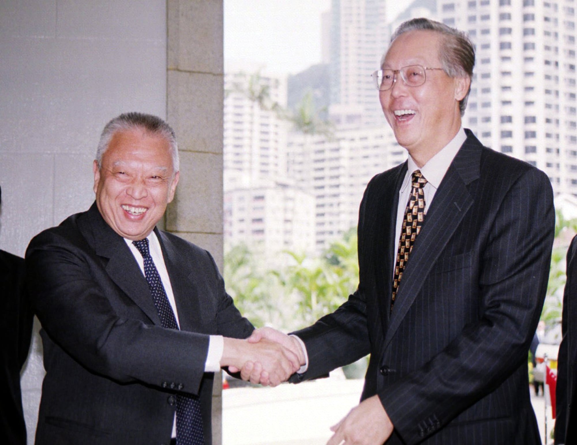 Tung Chee-hwa (left) greets Goh Chok Tong, Singapore’s prime minister at the time, in Hong Kong in 2000. Photo: Handout Tung Chee-hwa (left) greets Goh Chok Tong, Singapore’s prime minister at the time, in Hong Kong in 2000. Photo: Handout