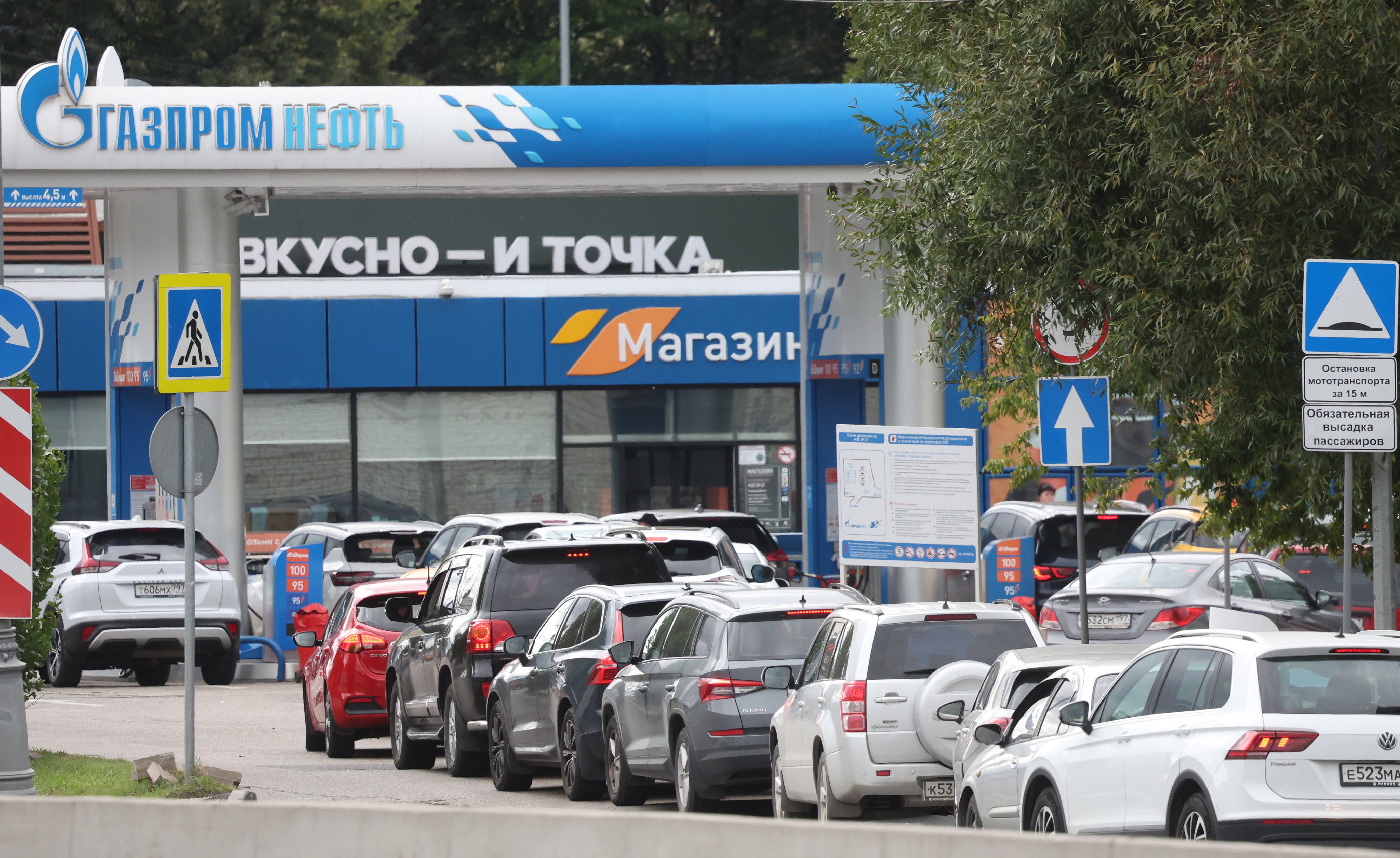 epa13178801 Cars line up at a Gazprom Neft gas station in Moscow, Russia, 19 August 2026. Sales limitations on fuel at some gas stations come as a result of repeated Ukrainian drone attacks on Russian oil infrastructure.  EPA/MAXIM SHIPENKOV