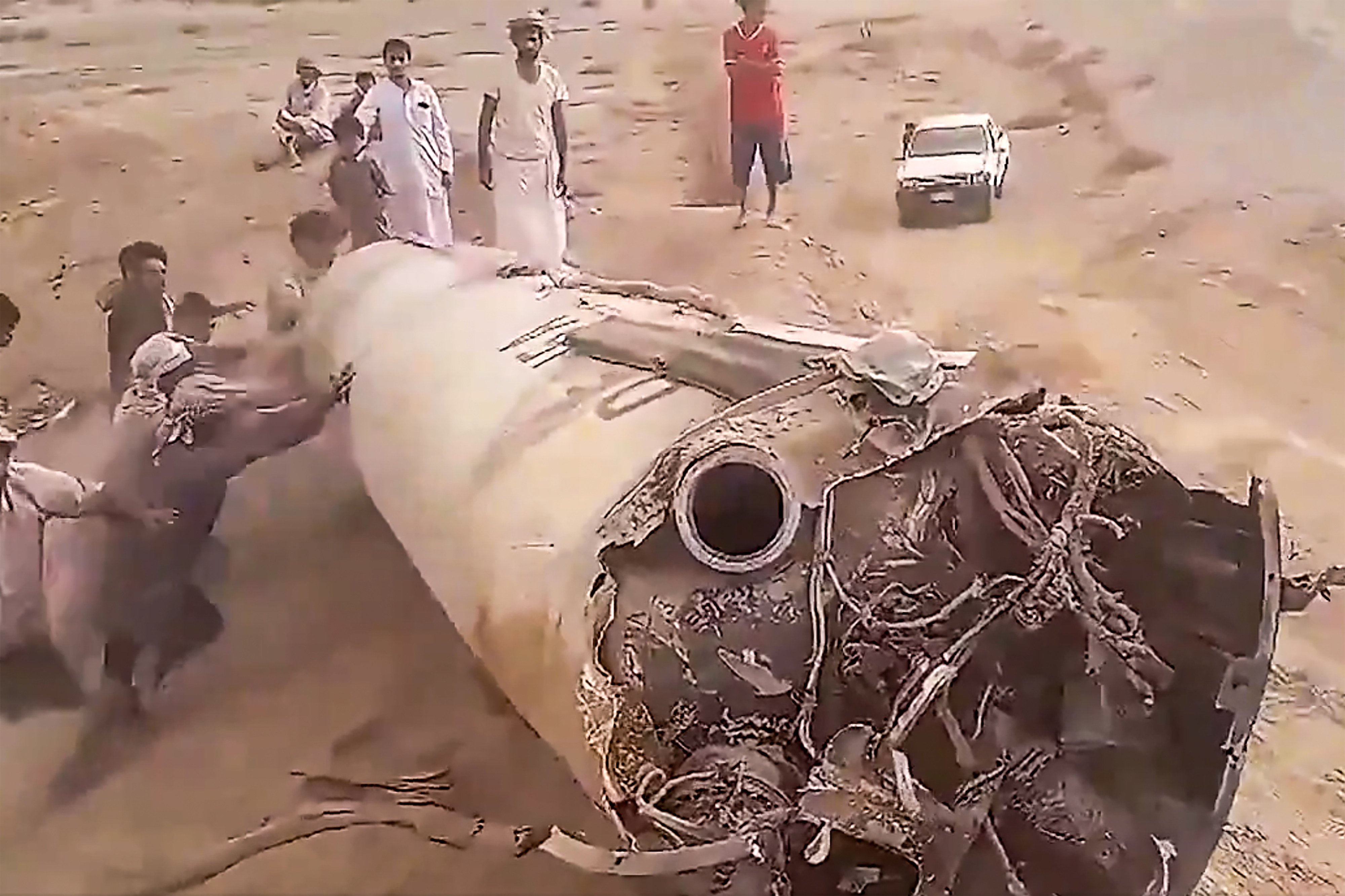 Video on social media shows debris from the booster stage of a short-range ballistic missile with “DF-15A” written on its side. It was discovered in the Raghwan district of Marib governorate. Photo: X.com/OSINTWarfare
