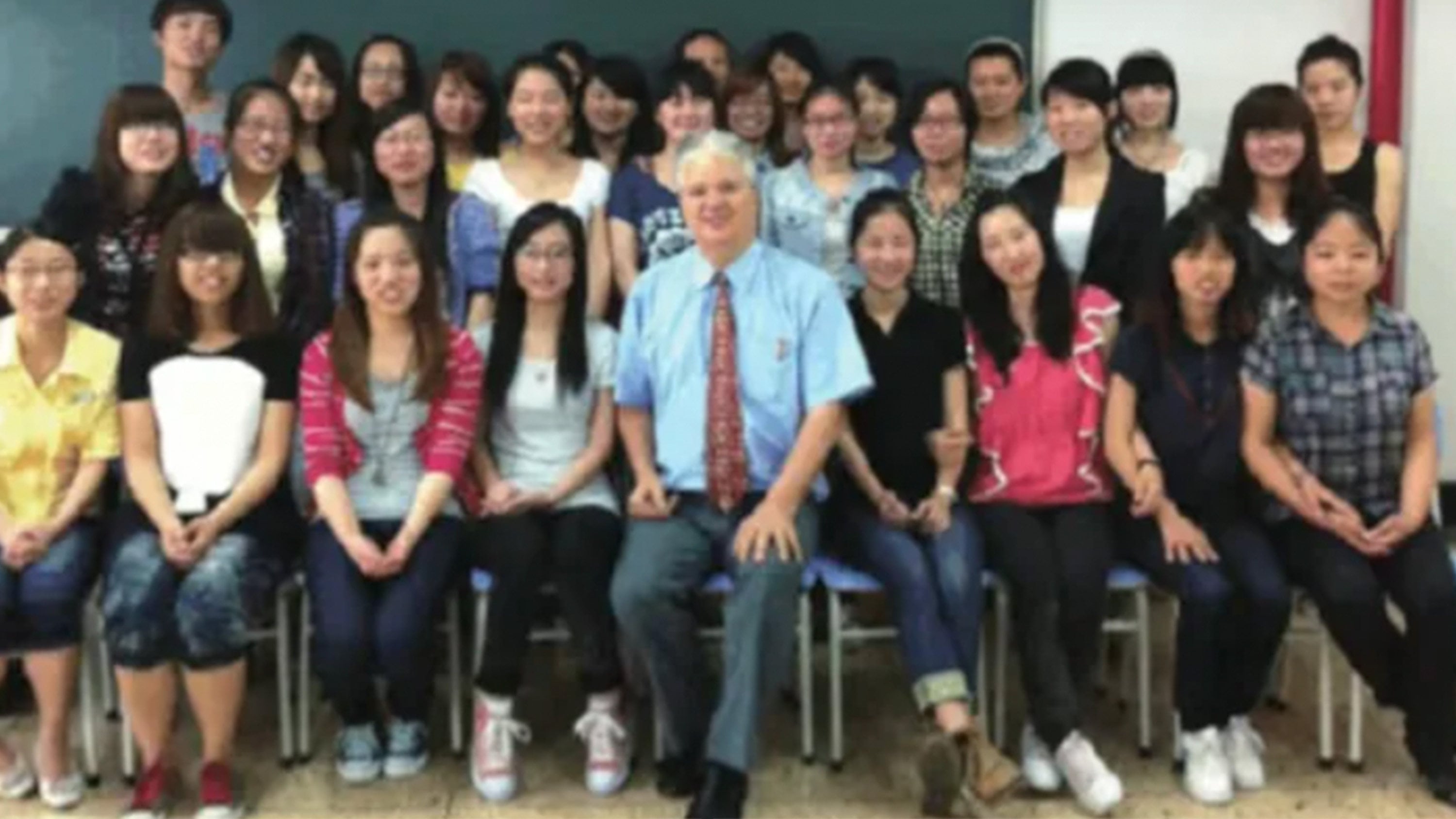 A Shanghai woman’s search for the foreign teacher who tutored her for free 20 years ago has deeply moved Chinese social media. Photo: QQ.com