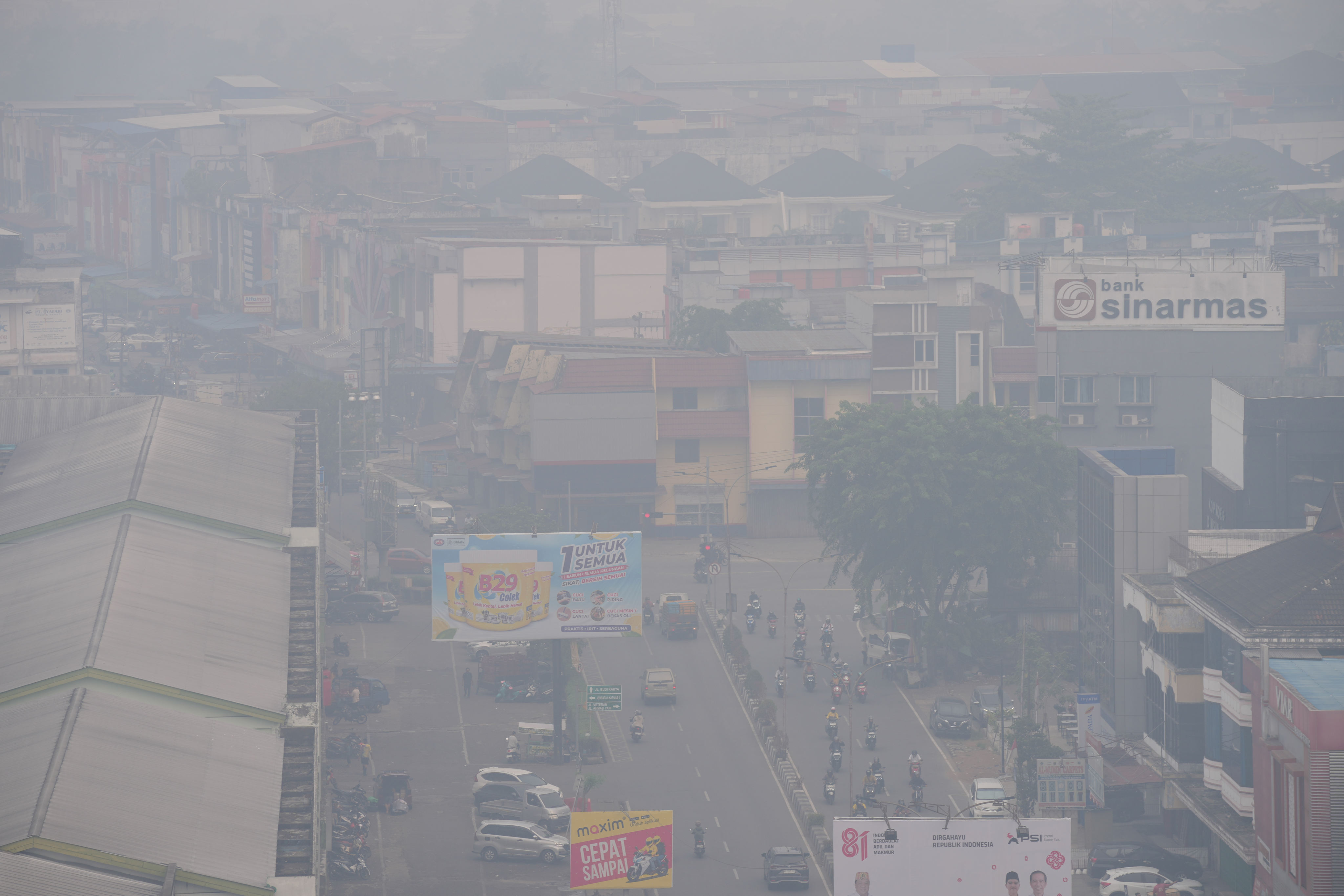 Thick haze from forest fires blankets the city of Pontianak in West Kalimantan, Indonesia, on Monday. Photo: AP