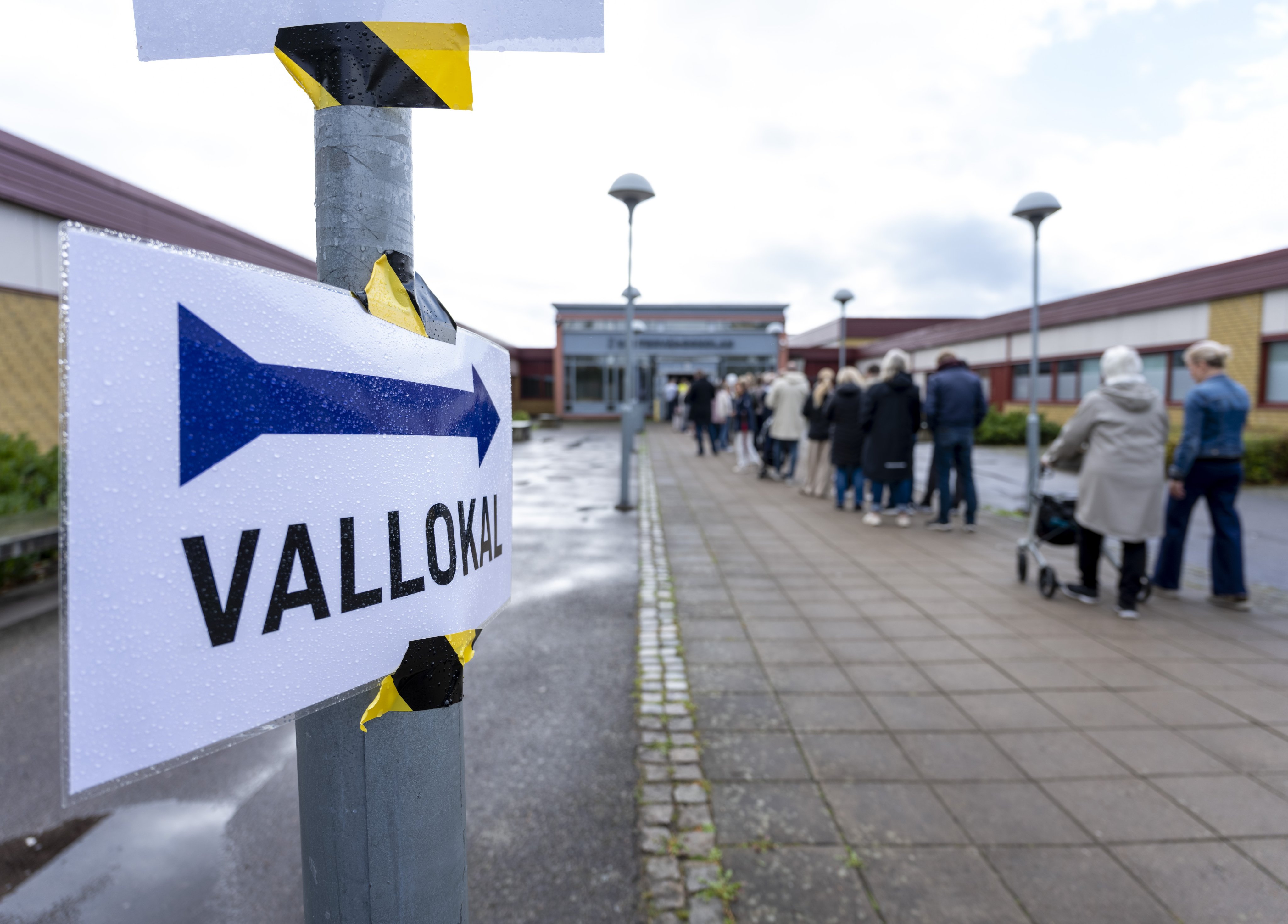 Voters queue to cast their votes in the Swedish general election outside a polling station in a school in Landskrona, Sweden on September 13. Photo: EPA