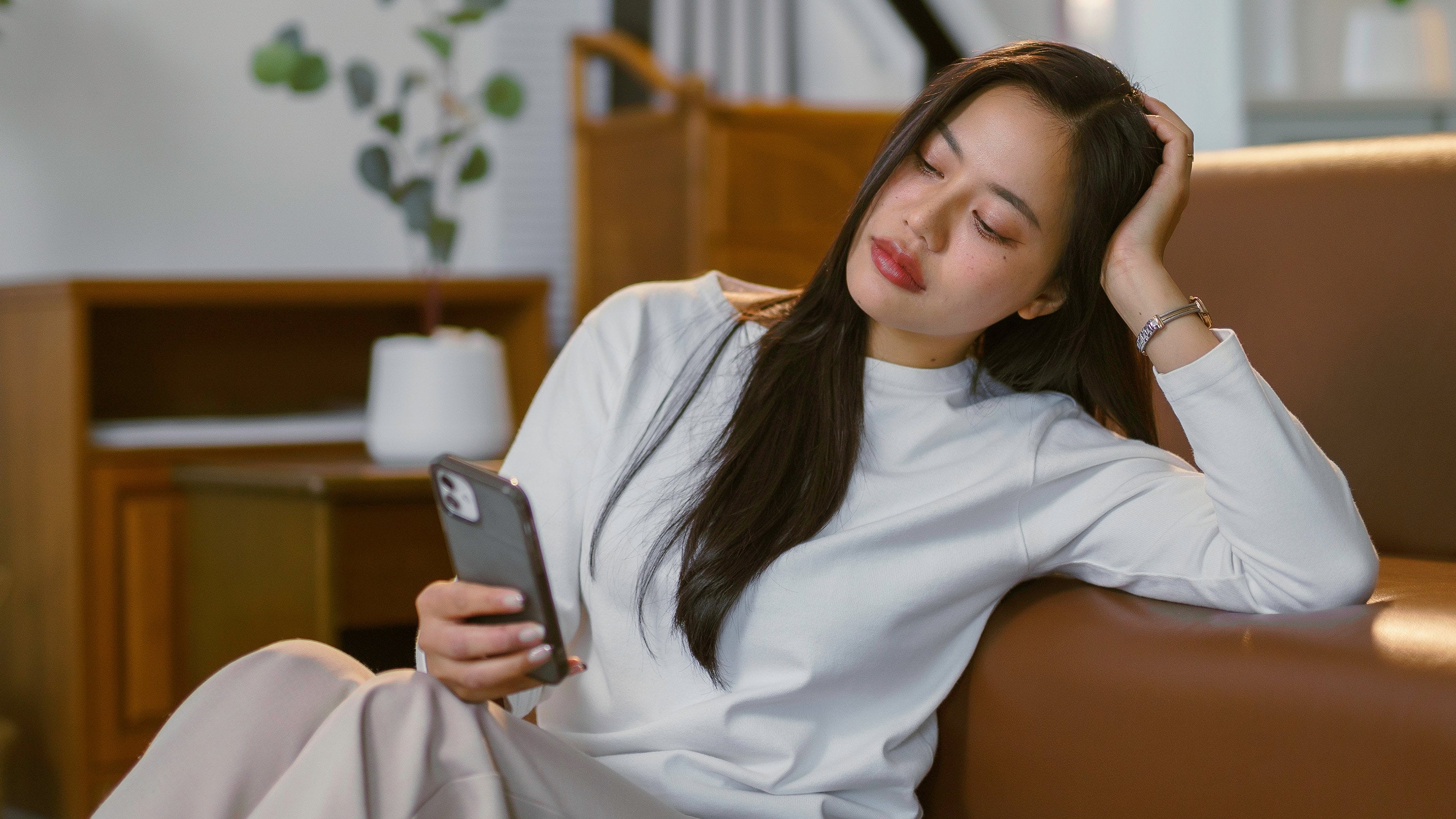 A new viral term, "wall-hanging youth," refers to isolated young people, including university graduates, who lack stable jobs and joke about working one day and "lying flat" for three. Photo: Shutterstock