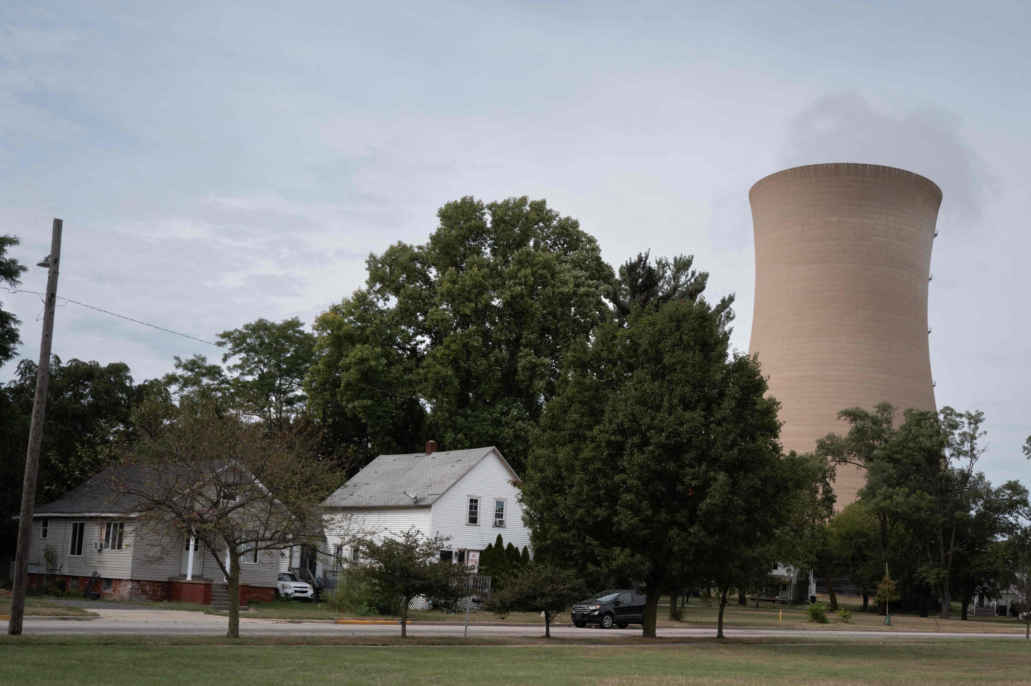 A cooling tower at the Northern Indiana Public Service Company (NIPSCO) coal and natural gas-fired power plant rises above the landscape in Indiana. Photo: Getty Images via AFP