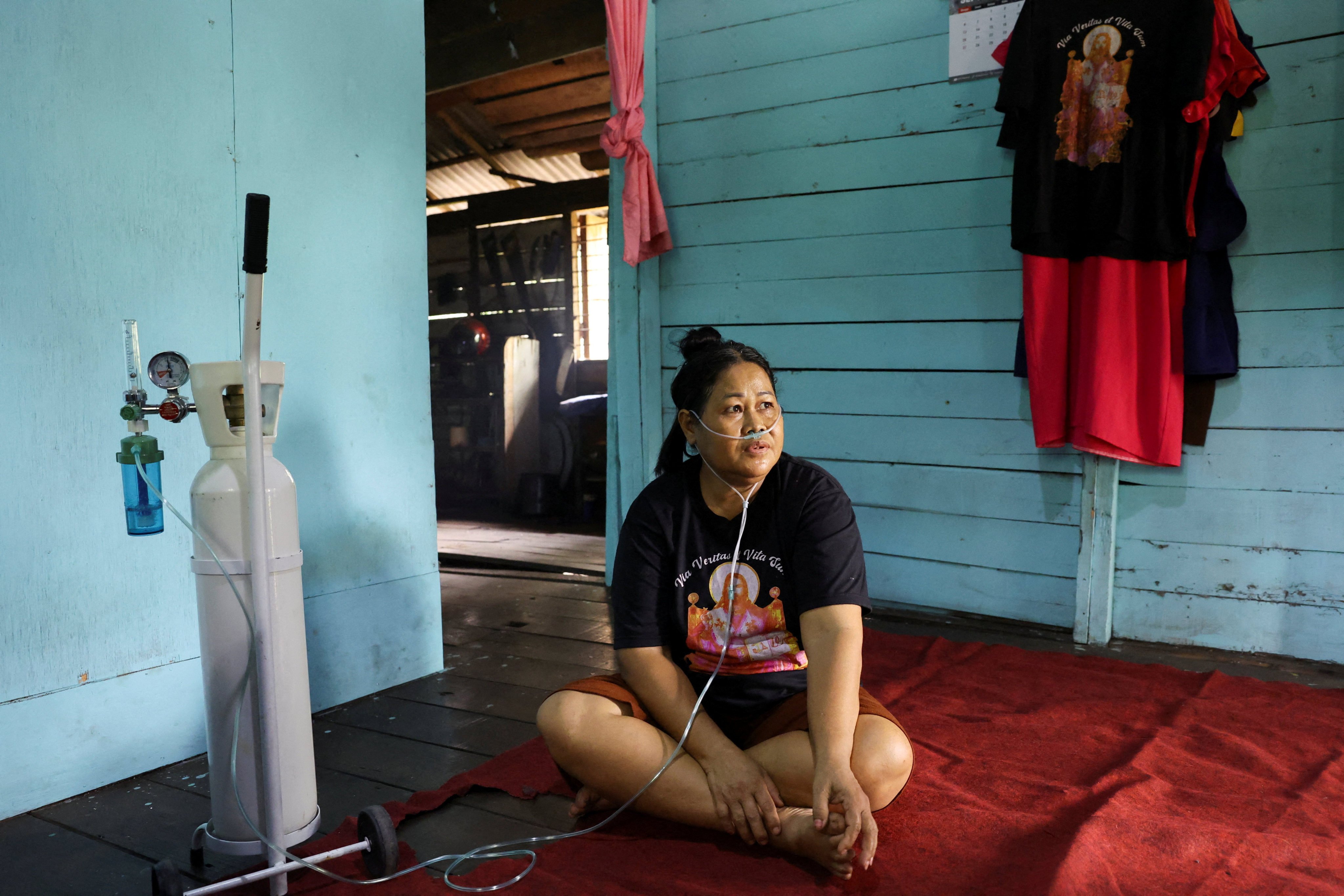 A resident of Kubu Raya in West Kalimantan receives oxygen through a nasal cannula on Monday. Photo: Reuters