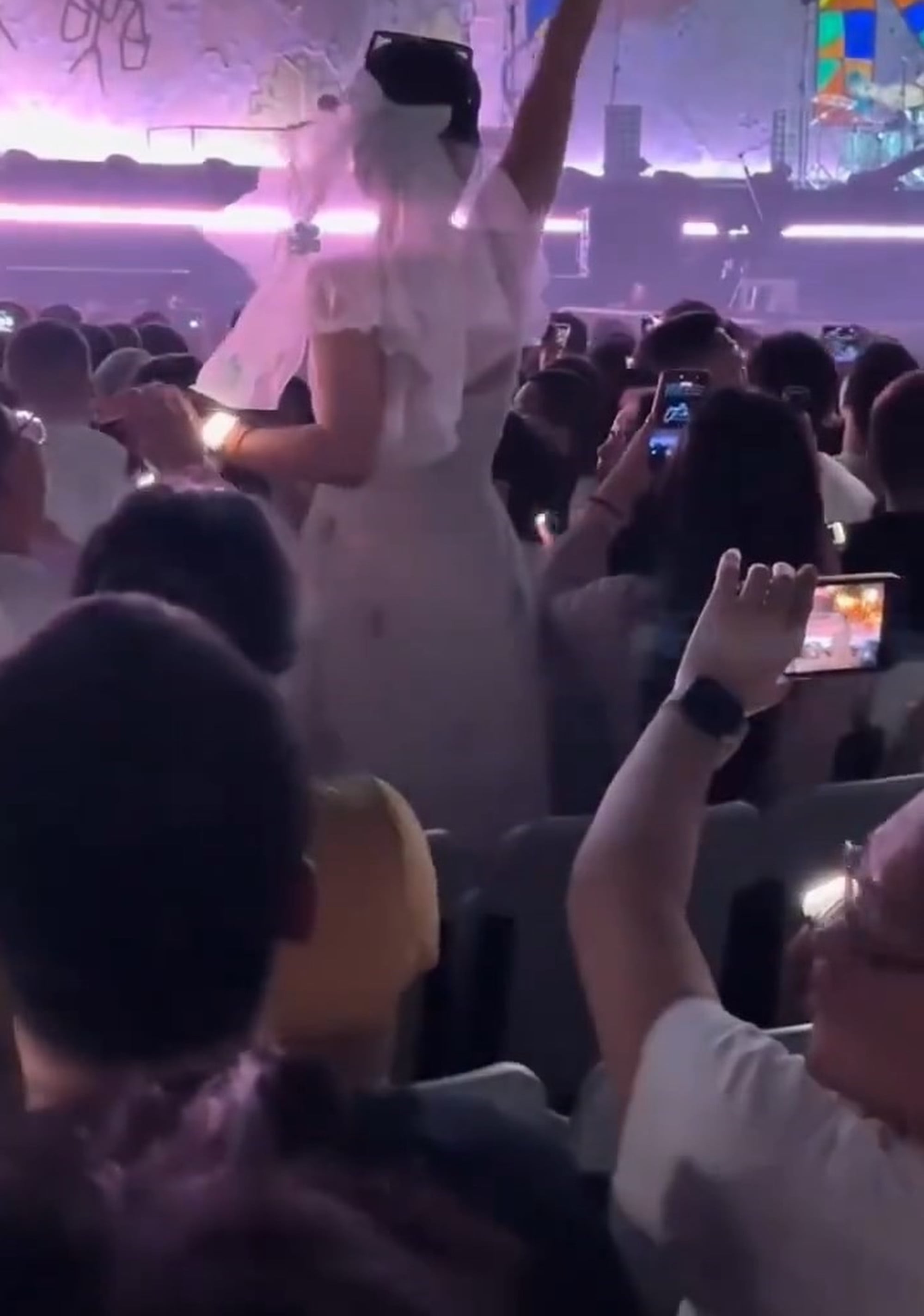 The person who recorded the clip noted that the couple remained standing for over five minutes, leaving those behind them completely unable to see the stage. Photo: Weibo