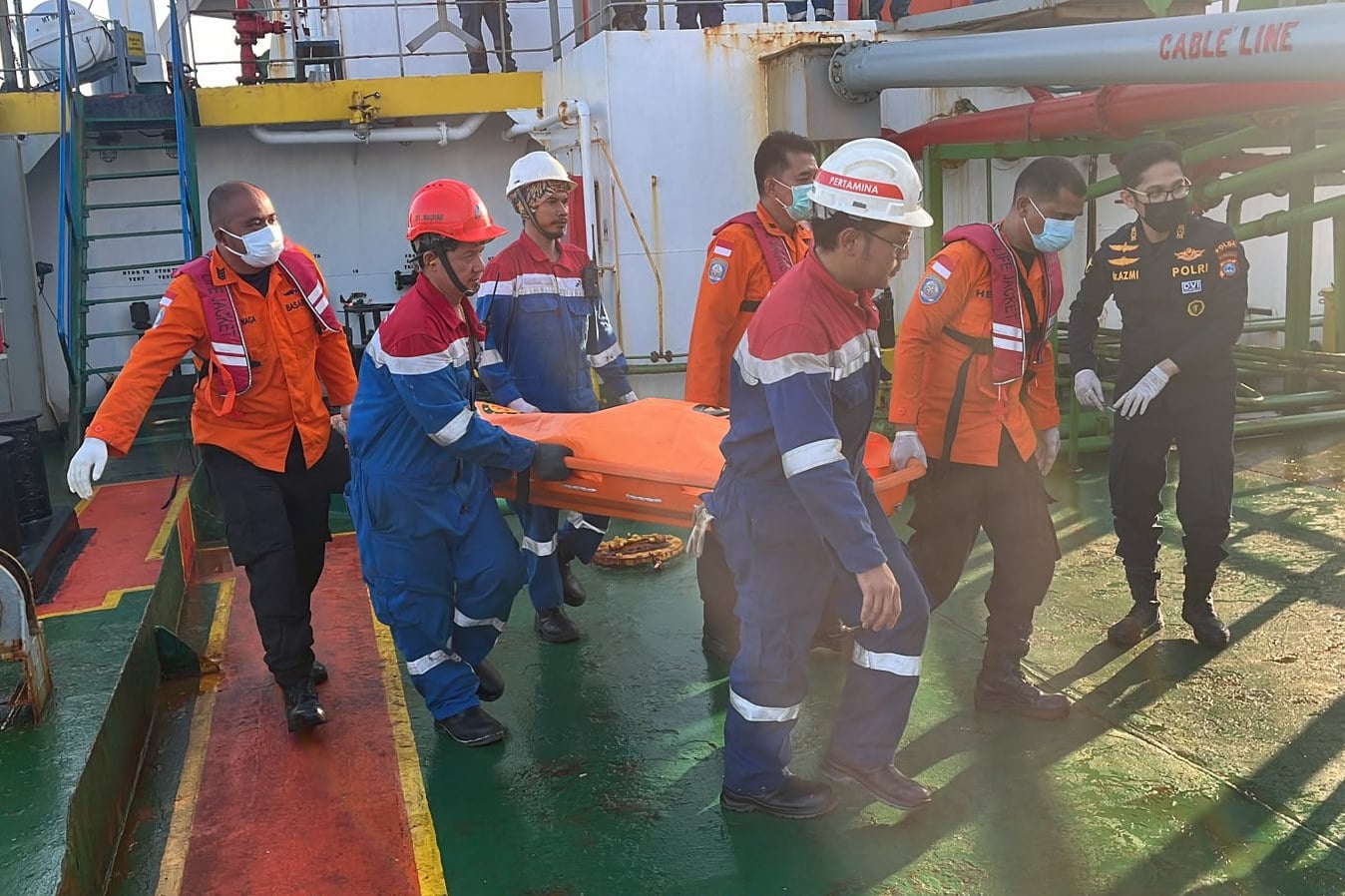 Rescuers carry the body of a victim on a stretcher in Banjarmasin, South Kalimantan, Indonesia, on Monday after a passenger ferry overturned in bad weather in the Java Sea on Sunday. Photo: BASARNAS via AP