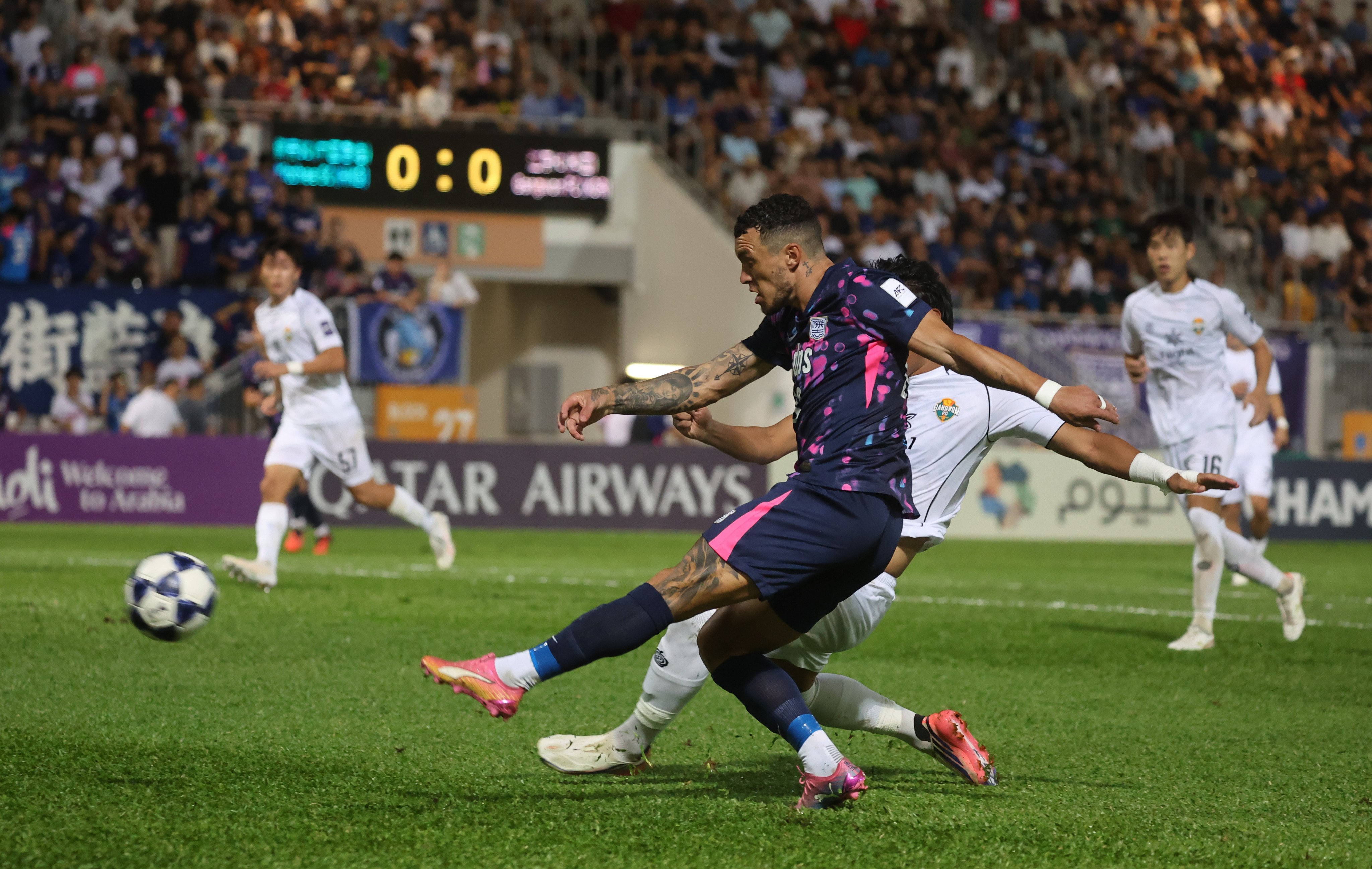 Everton Camargo squeezes over a cross during Kitchee’s stalemate with Gangwon FC. Photo: Edmond So