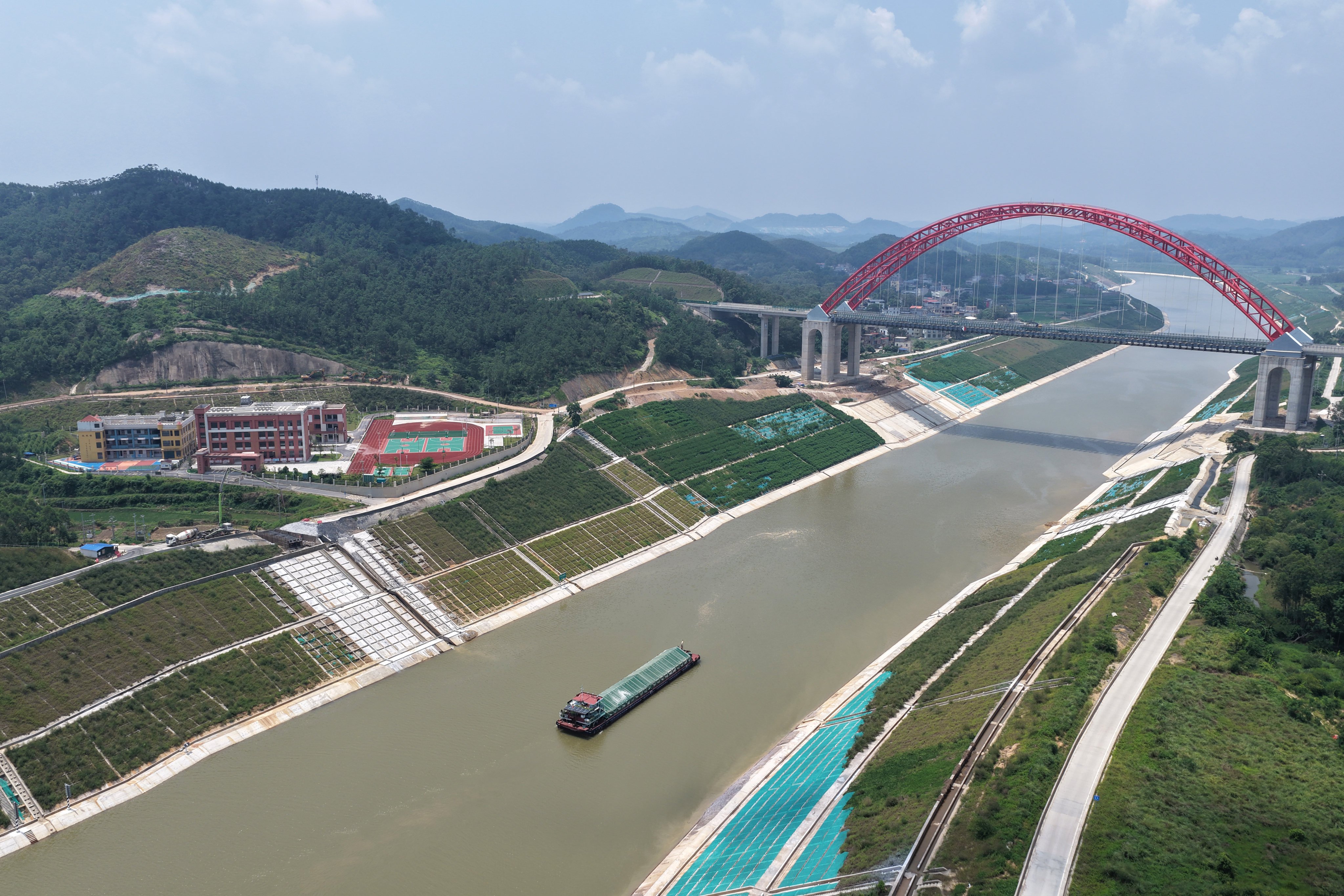 A trial vessel moving through the Pinglu Canal in south China’s Guangxi Zhuang autonomous region. Photo: Xinhua