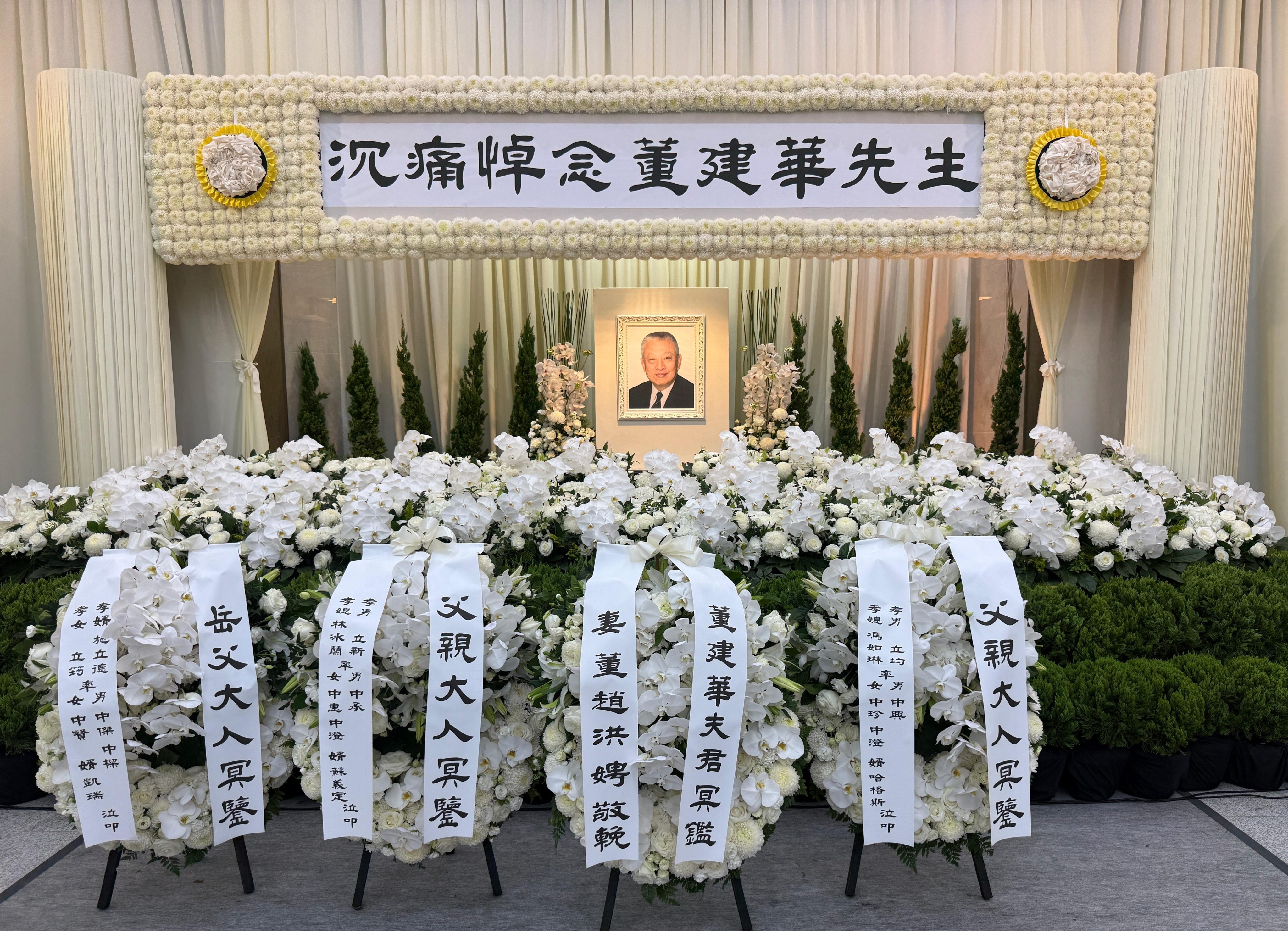 Wreaths from Tung Chee-hwa’s widow, Betty, and their three children are placed in front of the altar. Photo: Handout