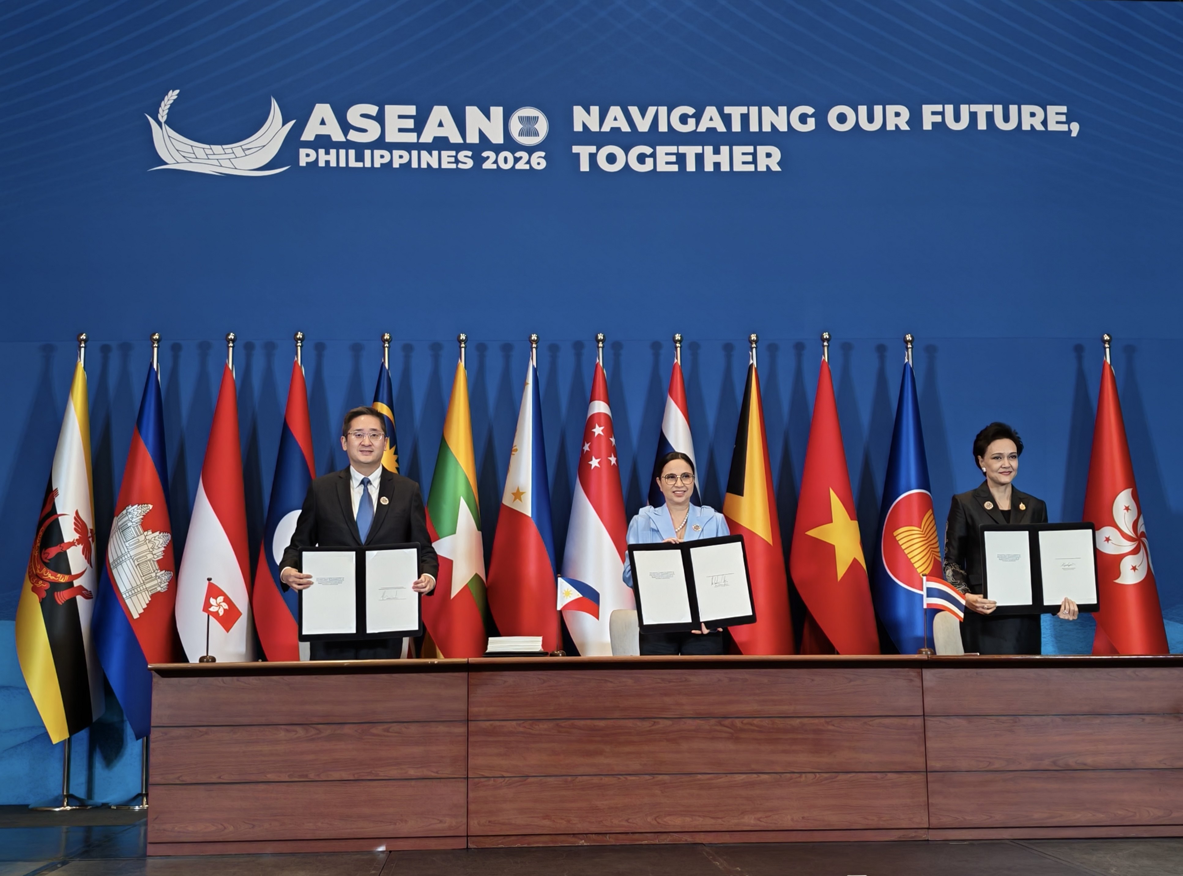 (From left) Undersecretary for Commerce and Economic Development Bernard Chan, Philippine Trade Secretary Cristina Roque, and Thai Deputy Prime Minister Suphajee Suthumpun display the signed protocol in Manila. Photo: ISD