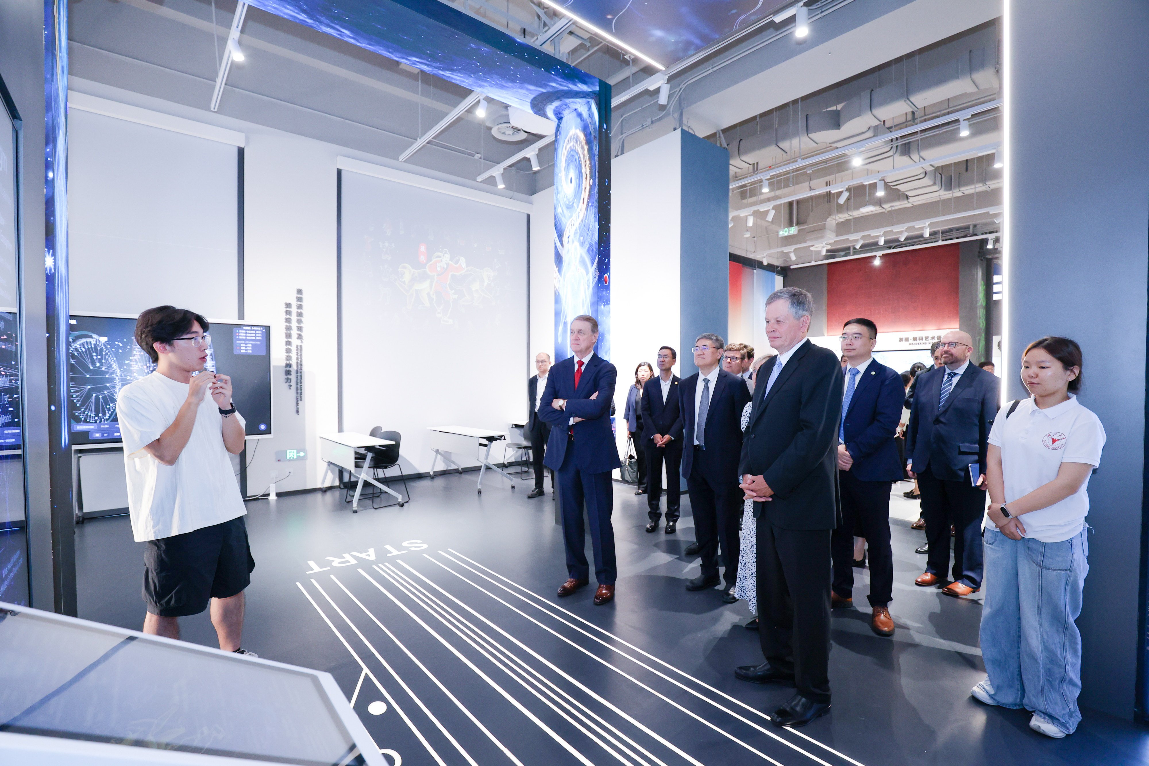 On the morning of August 28, U.S. Senator Steve Daines led a delegation to visit Zhejiang University in Hangzhou, China, touring the Future Learning Center. Photo: Zhejiang University