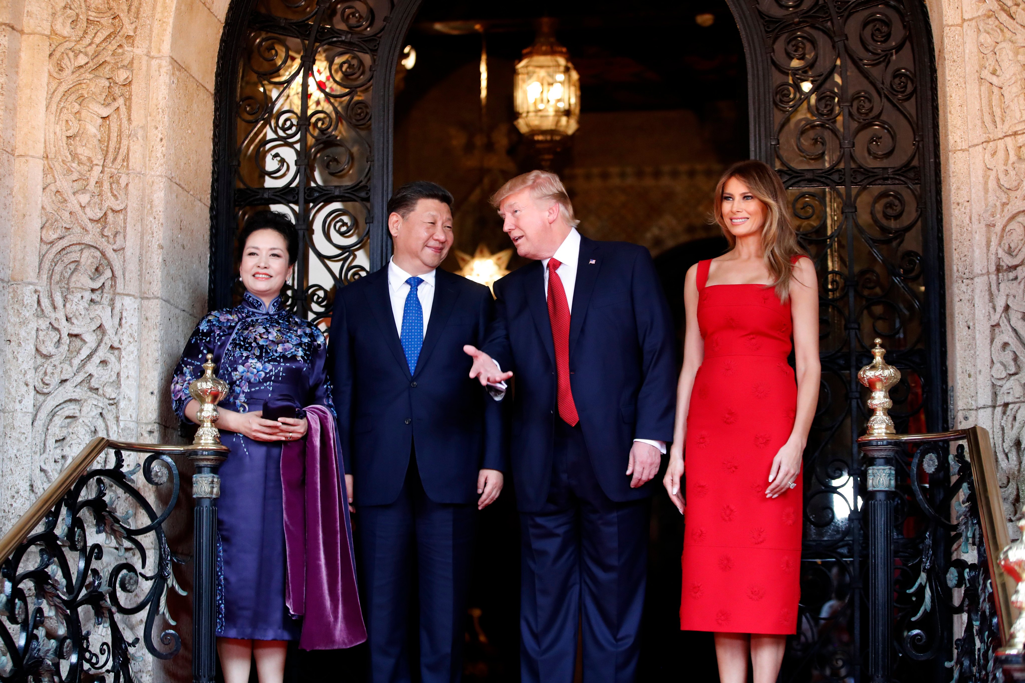 From left, Chinese first lady Peng Liyuan, Chinese President Xi Jinping, US President Donald Trump and US first lady Melania Trump before a state dinner at Mar-a-Lago, Florida on April 6, 2017. Photo: AP