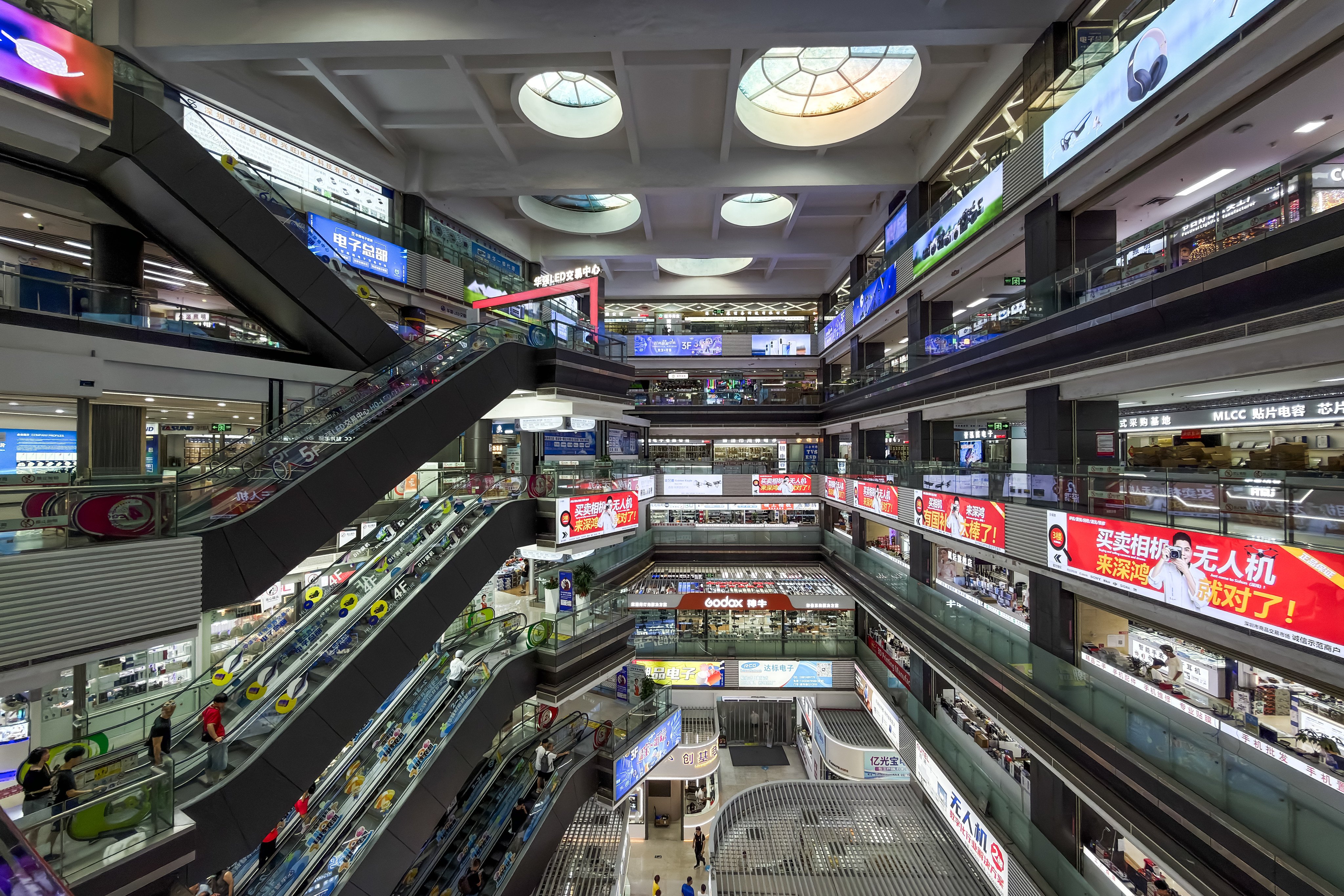 Shops inside a mall in the Huaqiangbei commercial district in Shenzhen. Photo: Getty Images