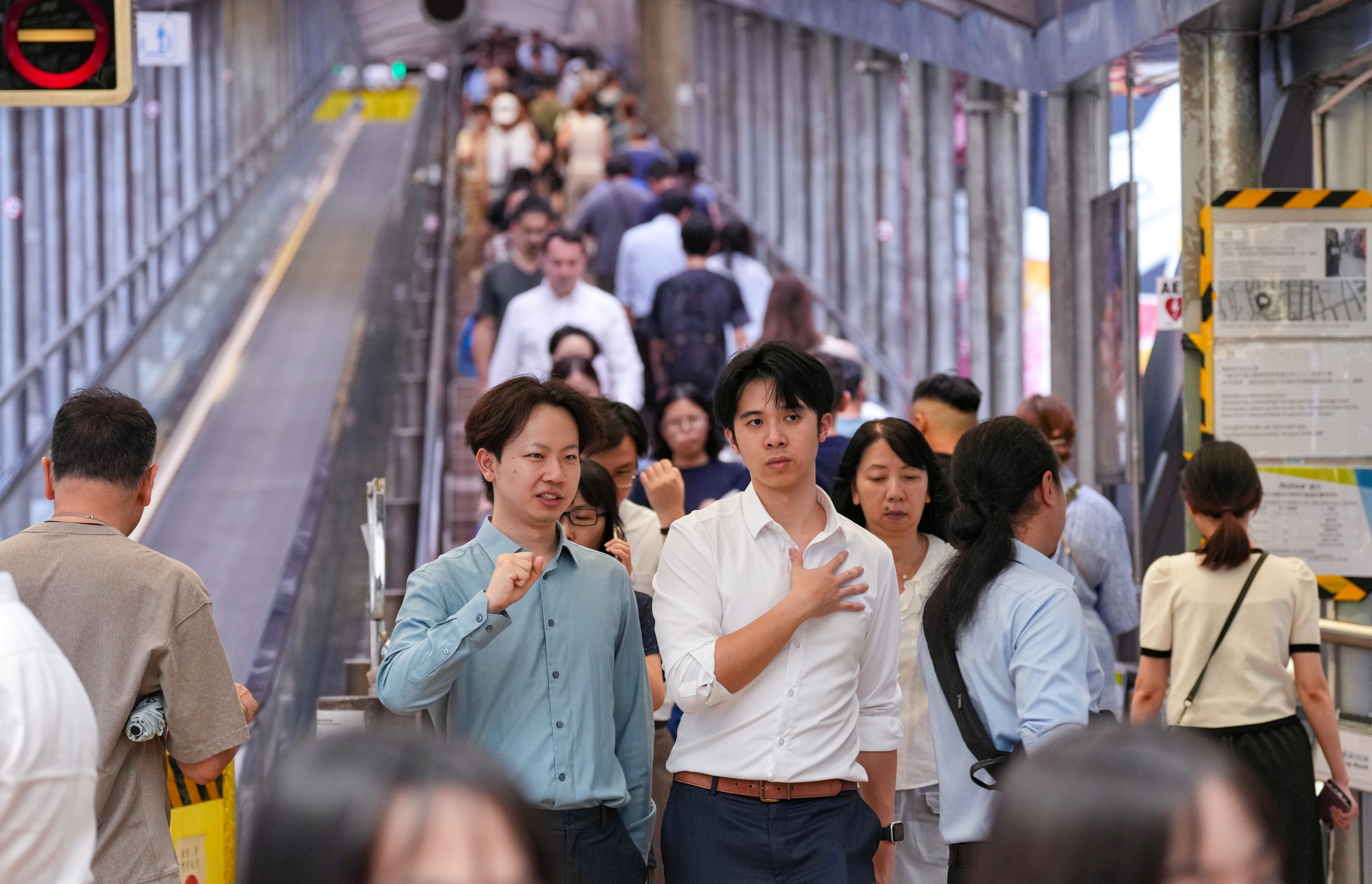Workers in Central navigate a busy street during the lunchtime rush. The report projects that Hong Kong’s workforce will decline from 3.47 million in 2025 to 3.4 million in 2028. Photo: Karma Lo