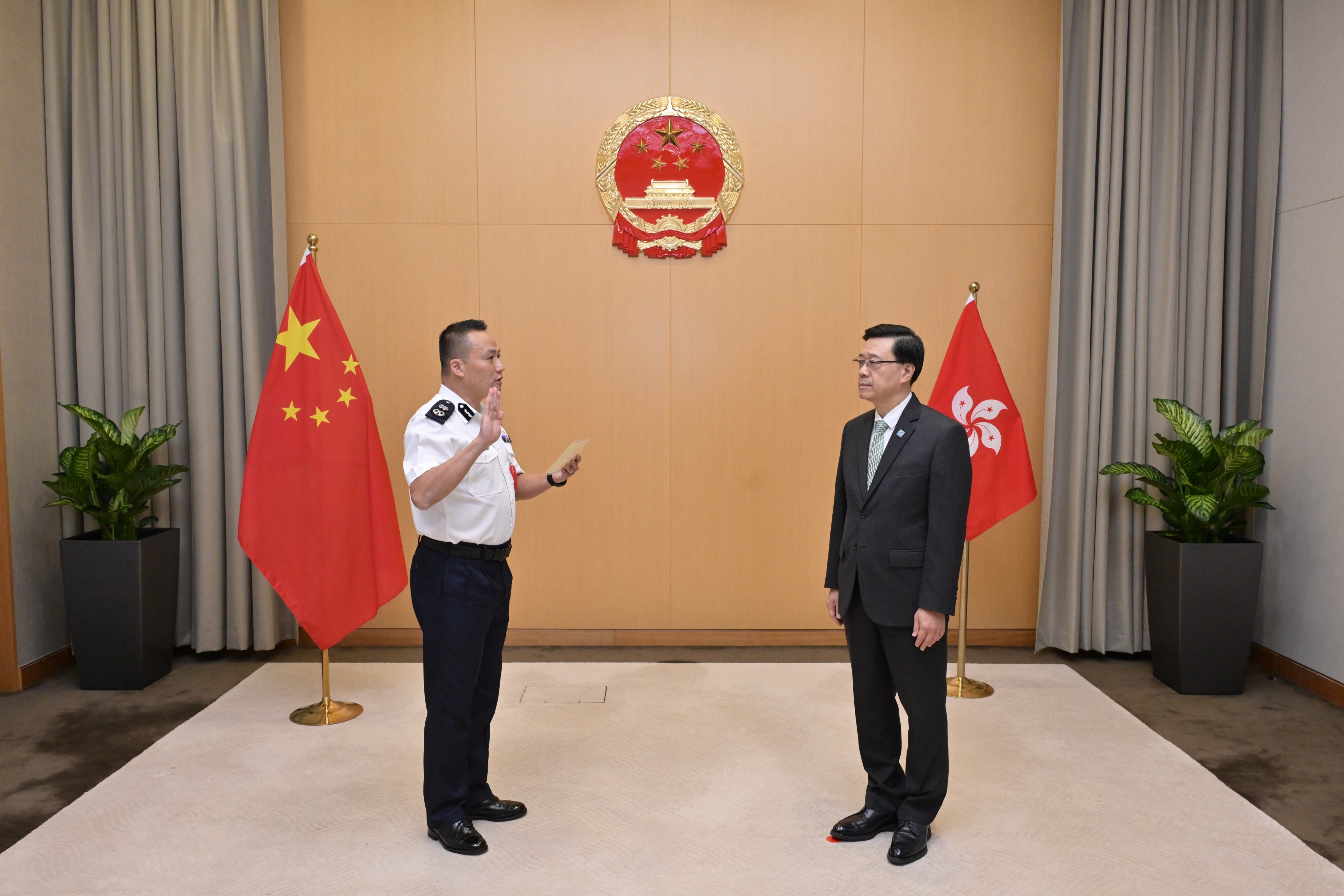 Kelvin Kong (left) takes the oath of office, witnessed by Chief Executive John Lee. Photo: Handout