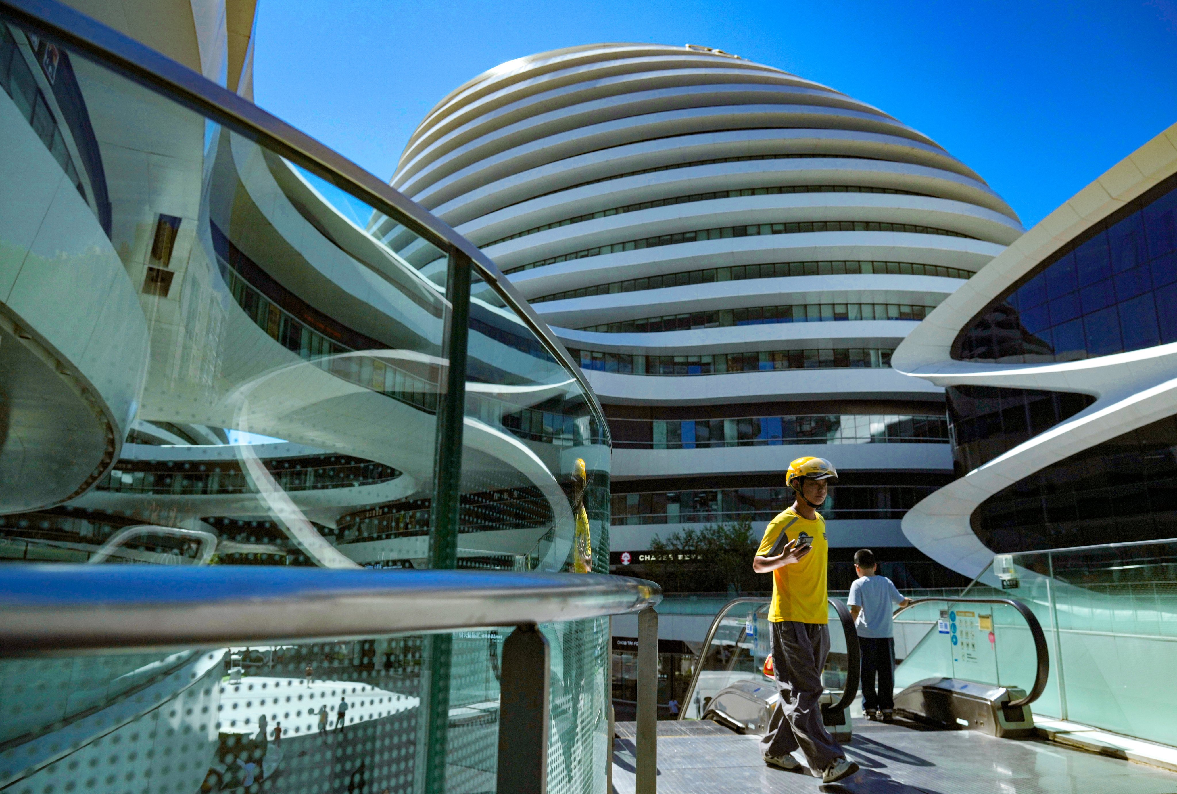 Investors are targeting offices in first-tier cities, regional shopping malls, multifamily projects and logistics assets, according to analysts
Photo: AP
