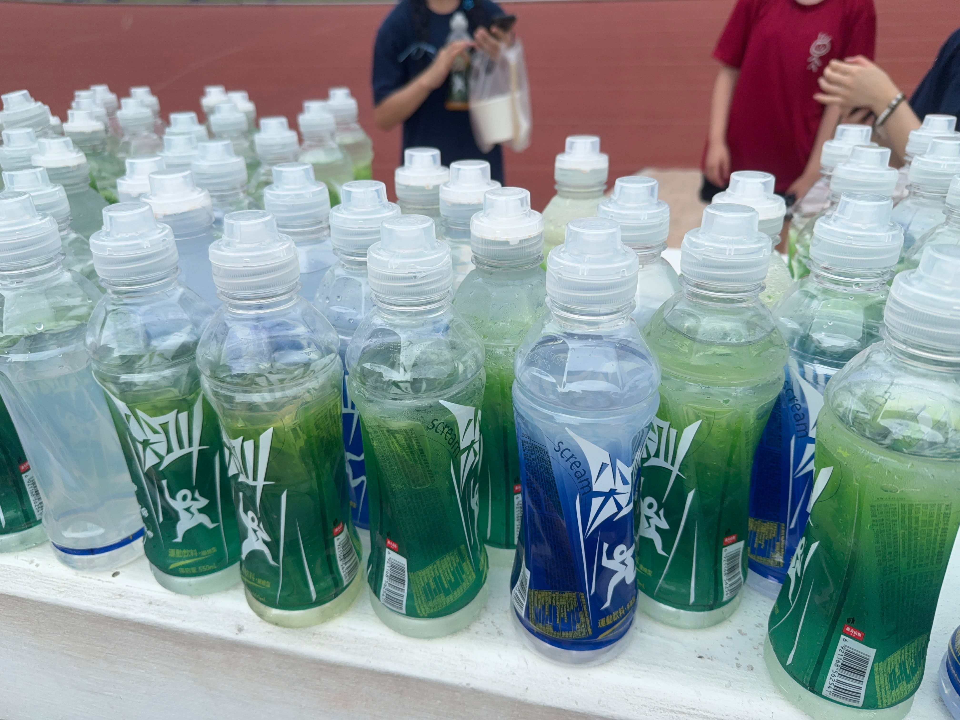 Sports drinks with suspected pinholes make 14 students sick