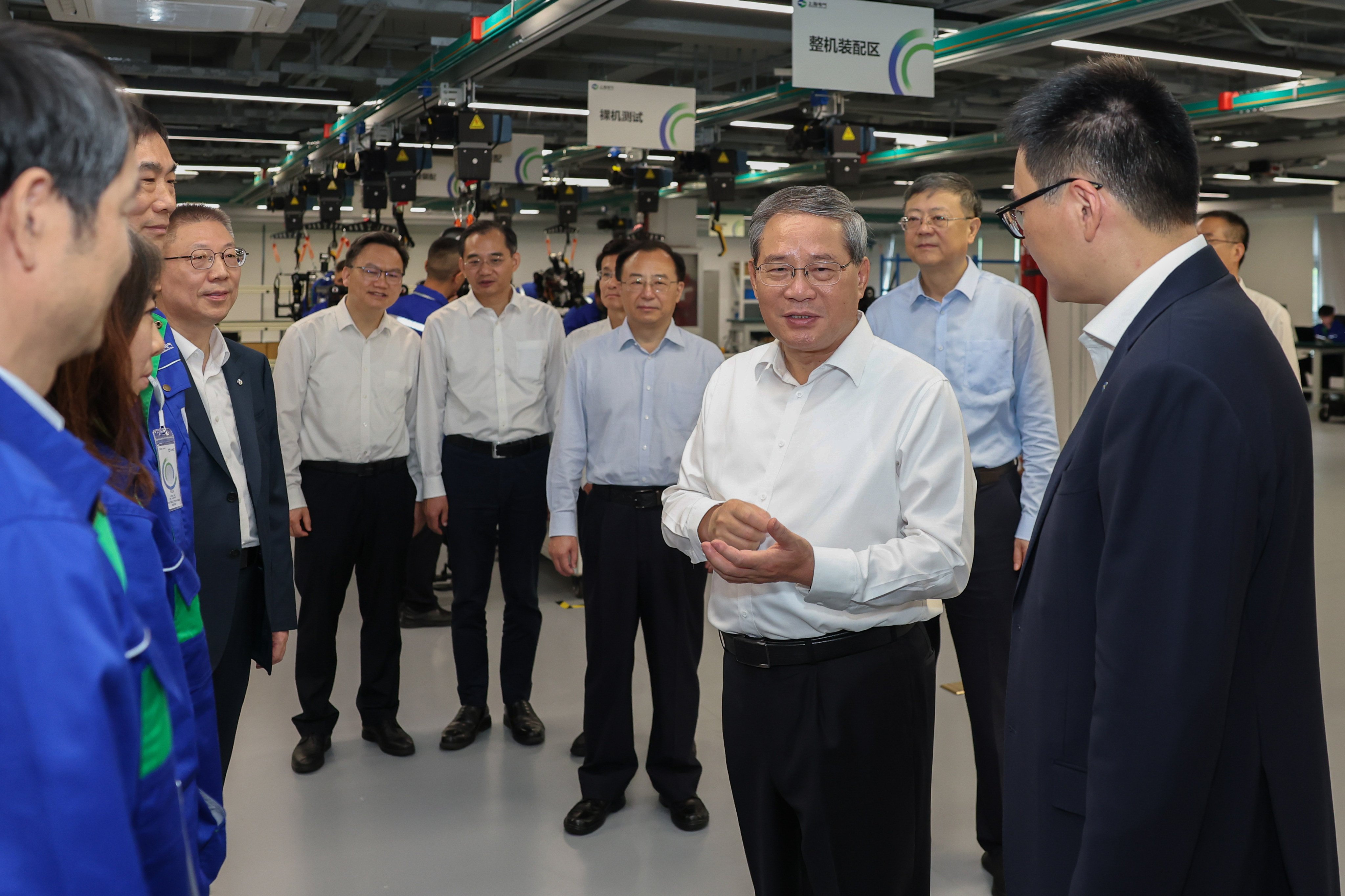 Chinese Premier Li Qiang visits a pilot-test base for artificial intelligence applications in Shanghai on September 22, 2026. Photo: Xinhua
