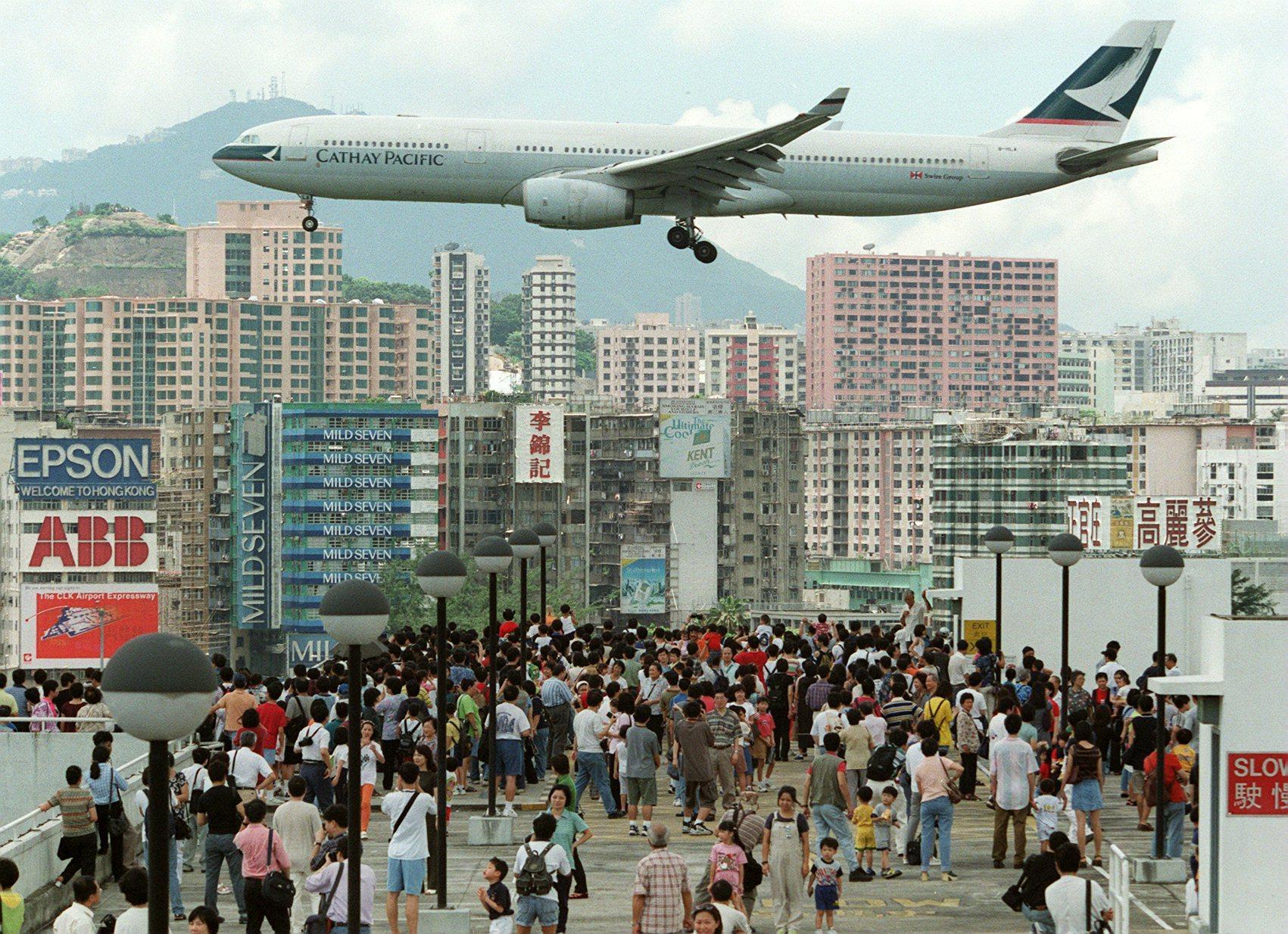 A Cathay Pacific aircraft landing at Kai Tak Airport on June 28, 1998, a week before the airport closed for good. Photo: Garrige Ho