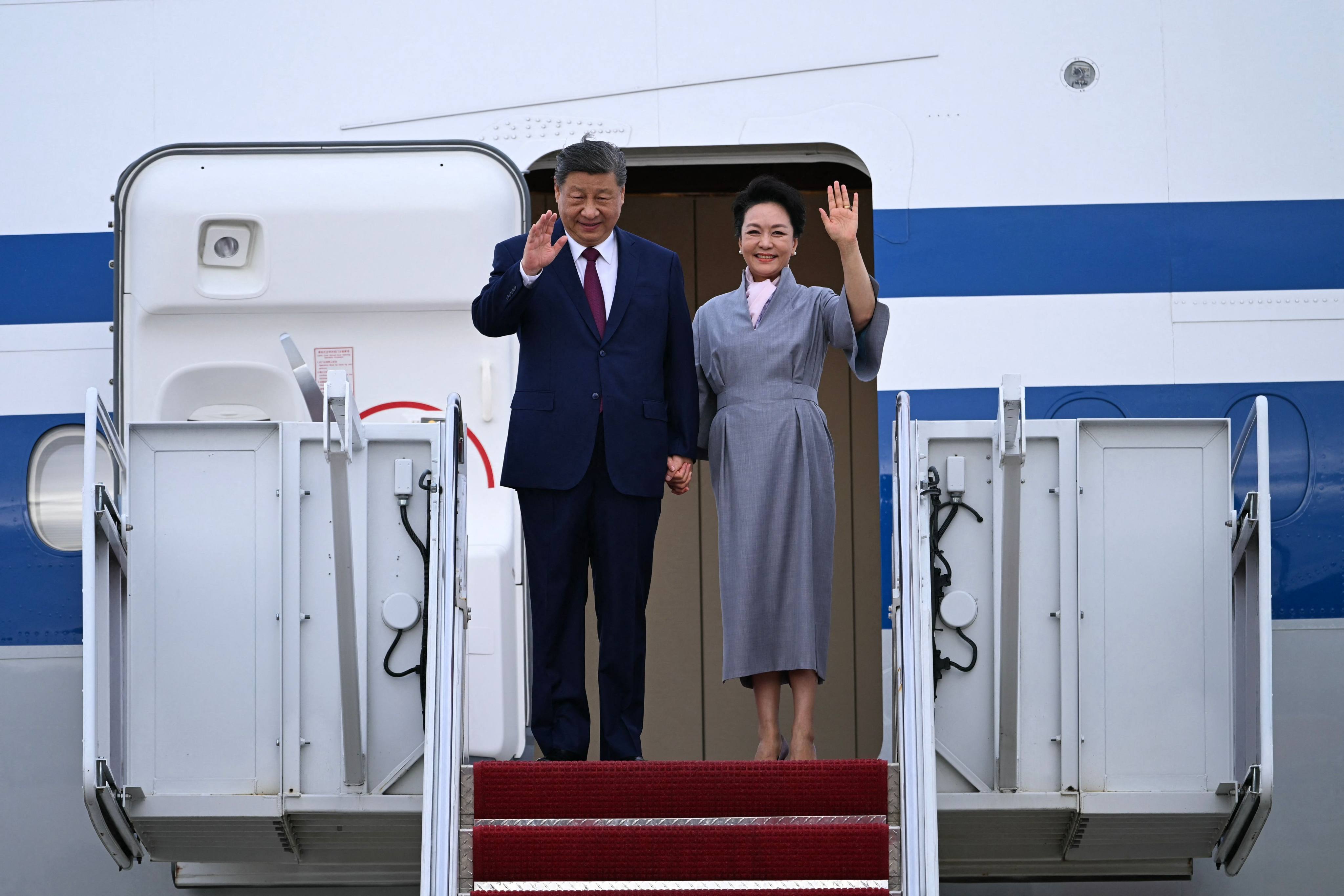Chinese President Xi Jinping and first lady Peng Liyuan step off an Air China plane upon arrival at Joint Base Andrews in Maryland on Wednesday. Photo: AFP