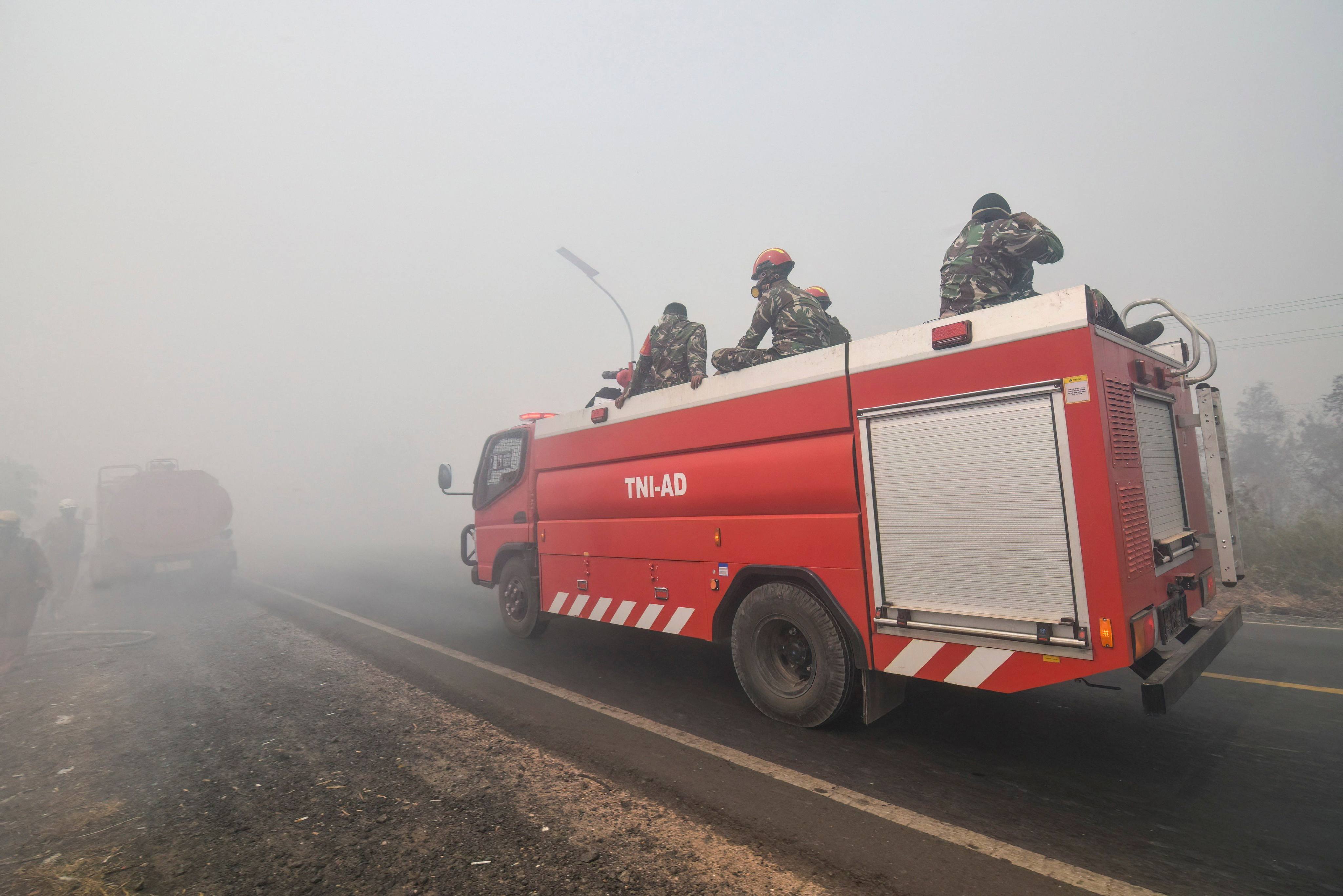 Firefighters arrive to battle peatland and forest fires in Banjar, South Kalimantan, Indonesia on Monday. Photo: AFP