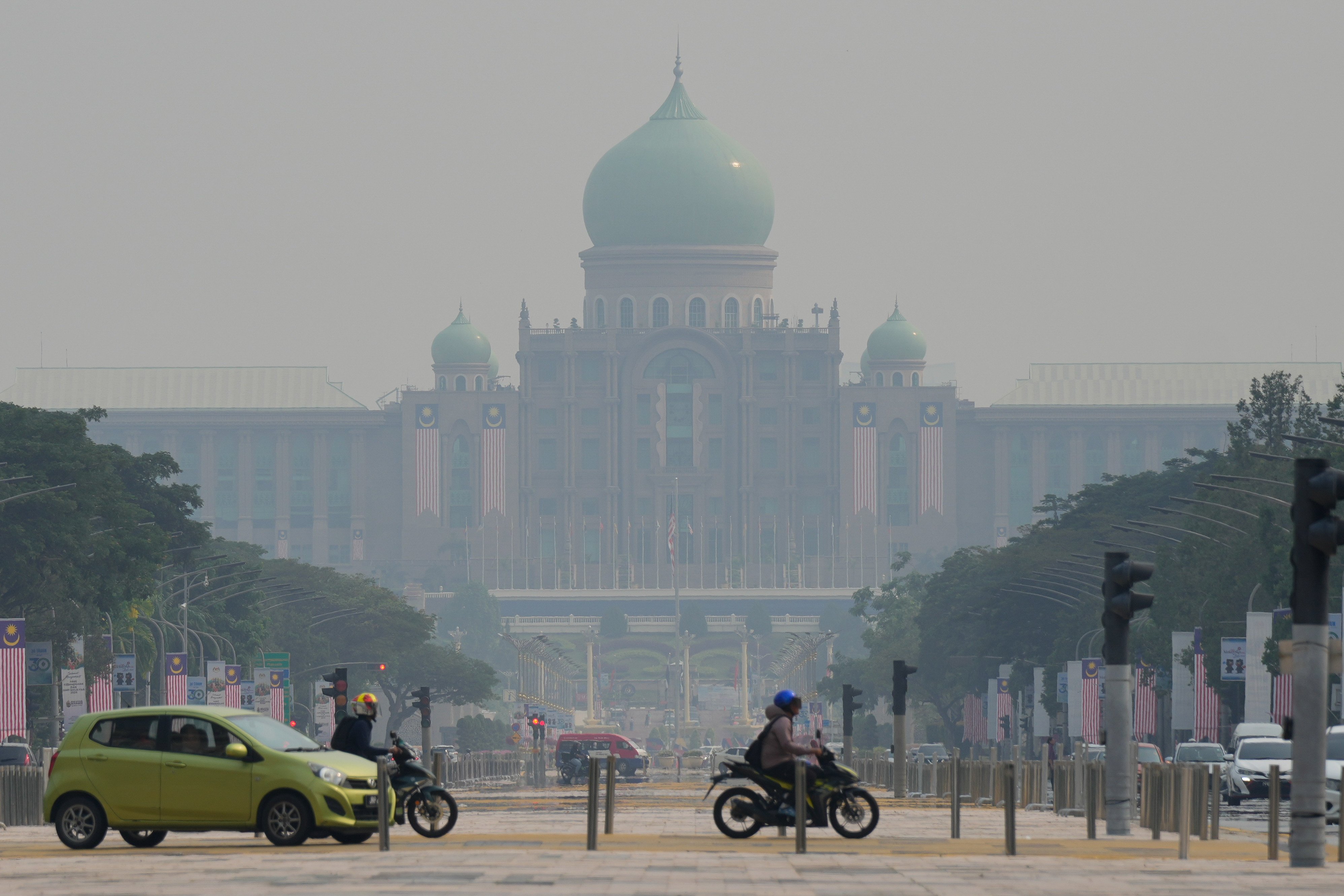 Motorists travel along a road as the prime minister’s office is partially obscured by haze in Putrajaya, Malaysia, in September. Photo: AP