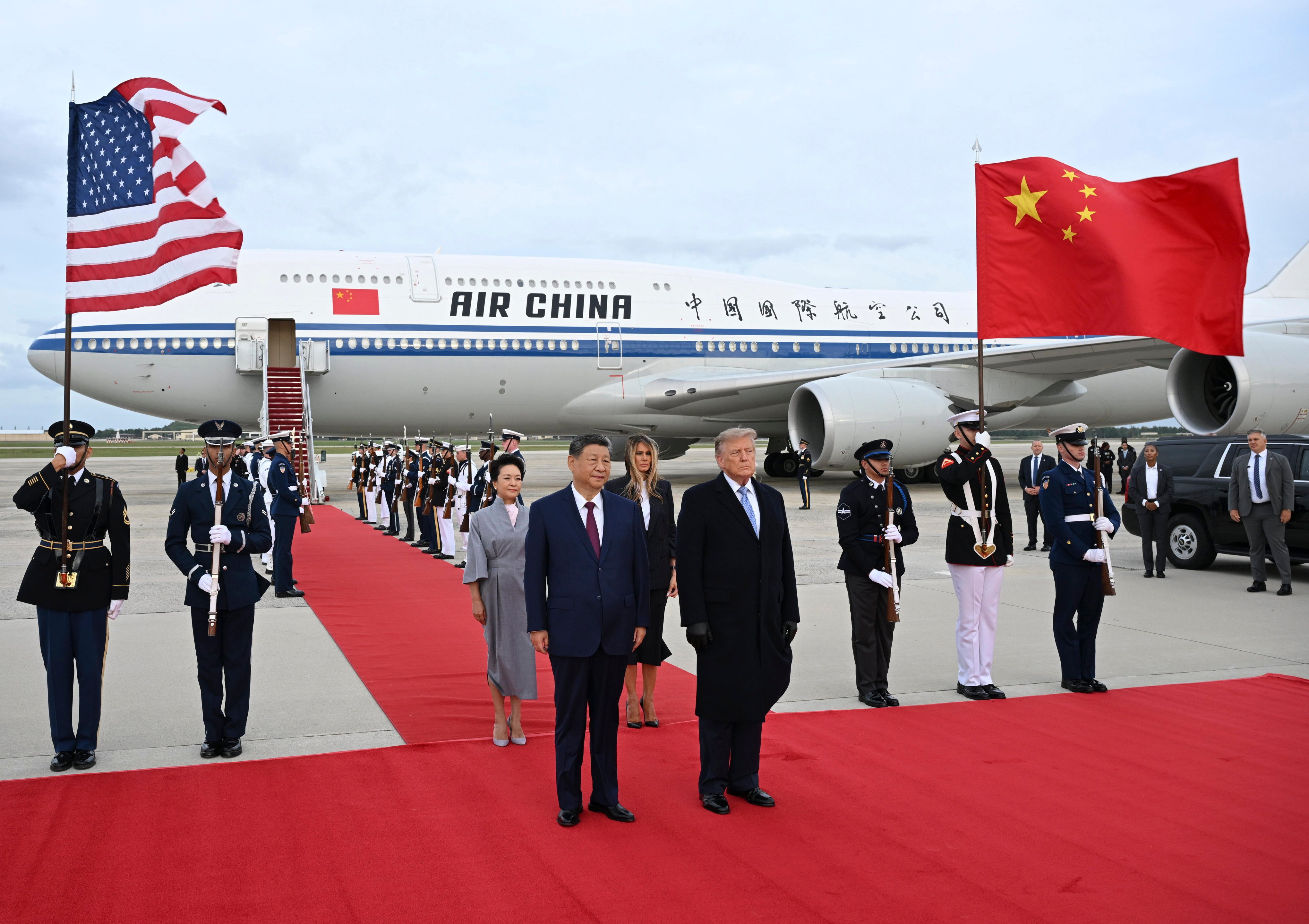 Chinese President Xi Jinping and first lady Peng Liyuan arrive to a ceremonial red carpet welcome from their US counterparts, Donald and Melania Trump, at Joint Base Andrews on September 23. Photo: Xinhua