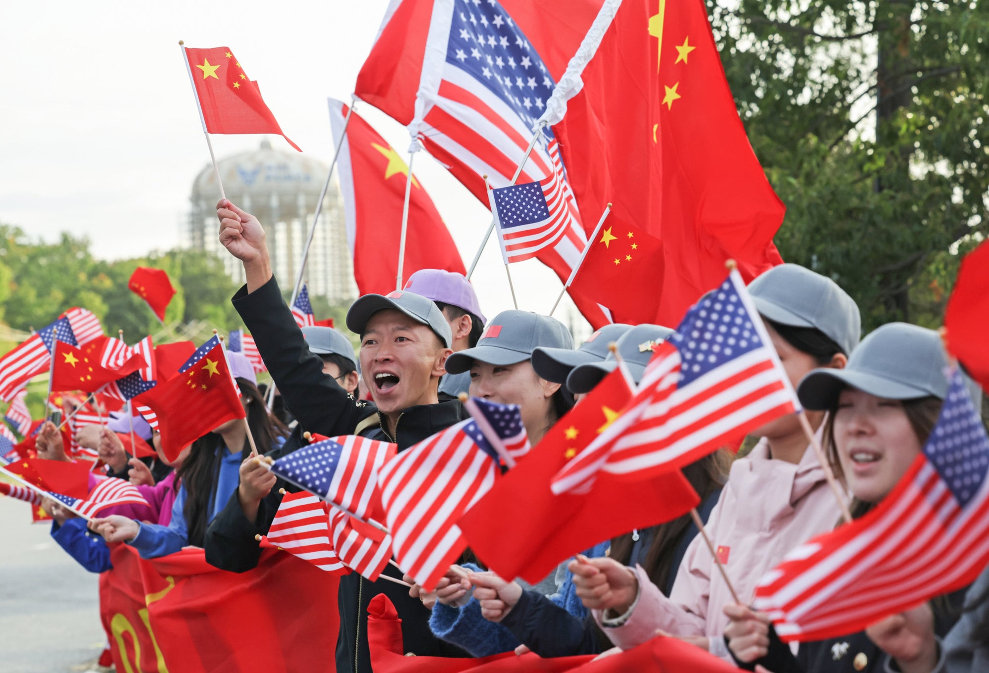 A crowd waits to greet Xi Jinping on his state visit to the United States. Photo: Xinhua