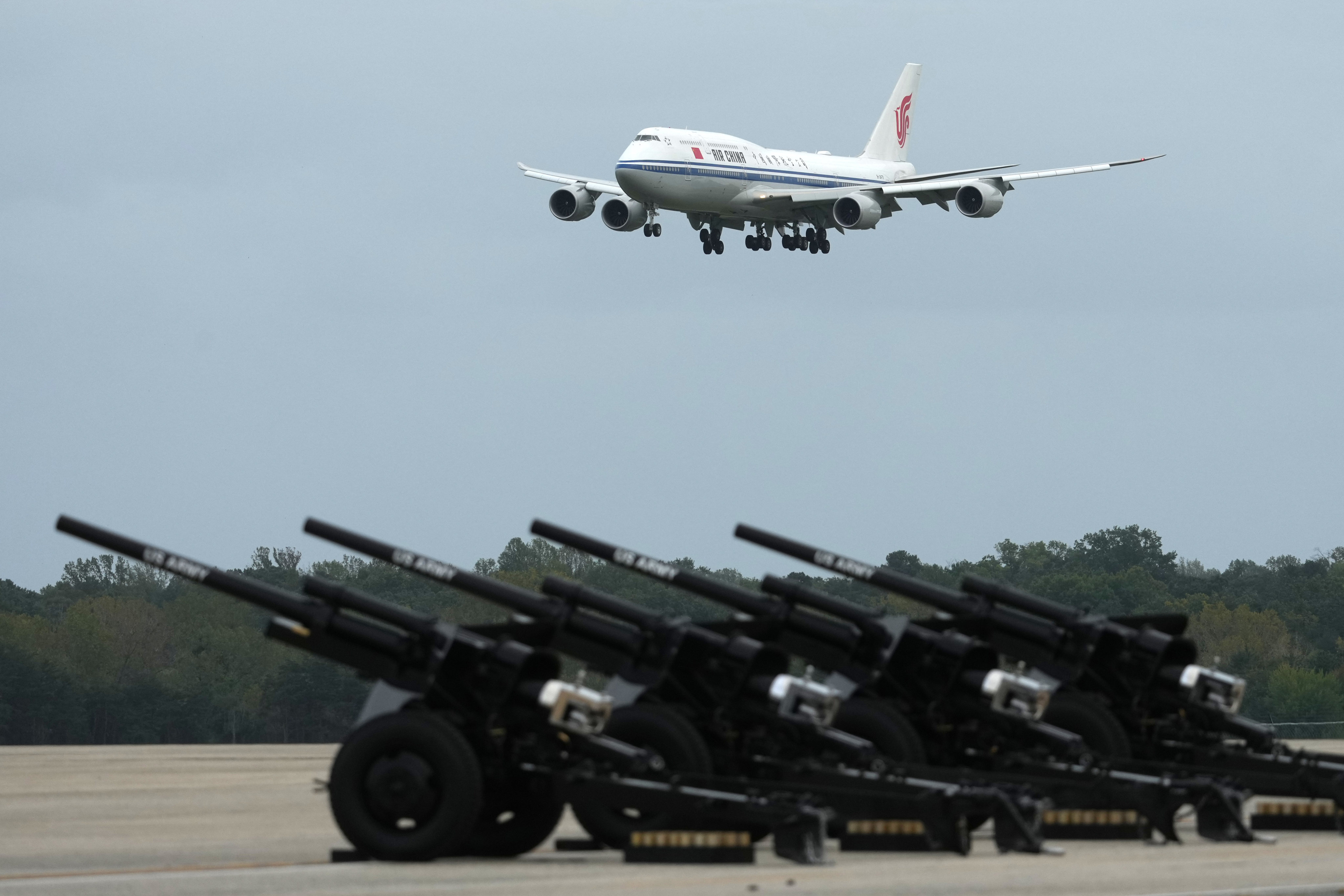 The plane carrying Chinese President Xi Jinping and his wife, Peng Liyuan, arrives at Joint Base Andrews on Wednesday. Photo: AP