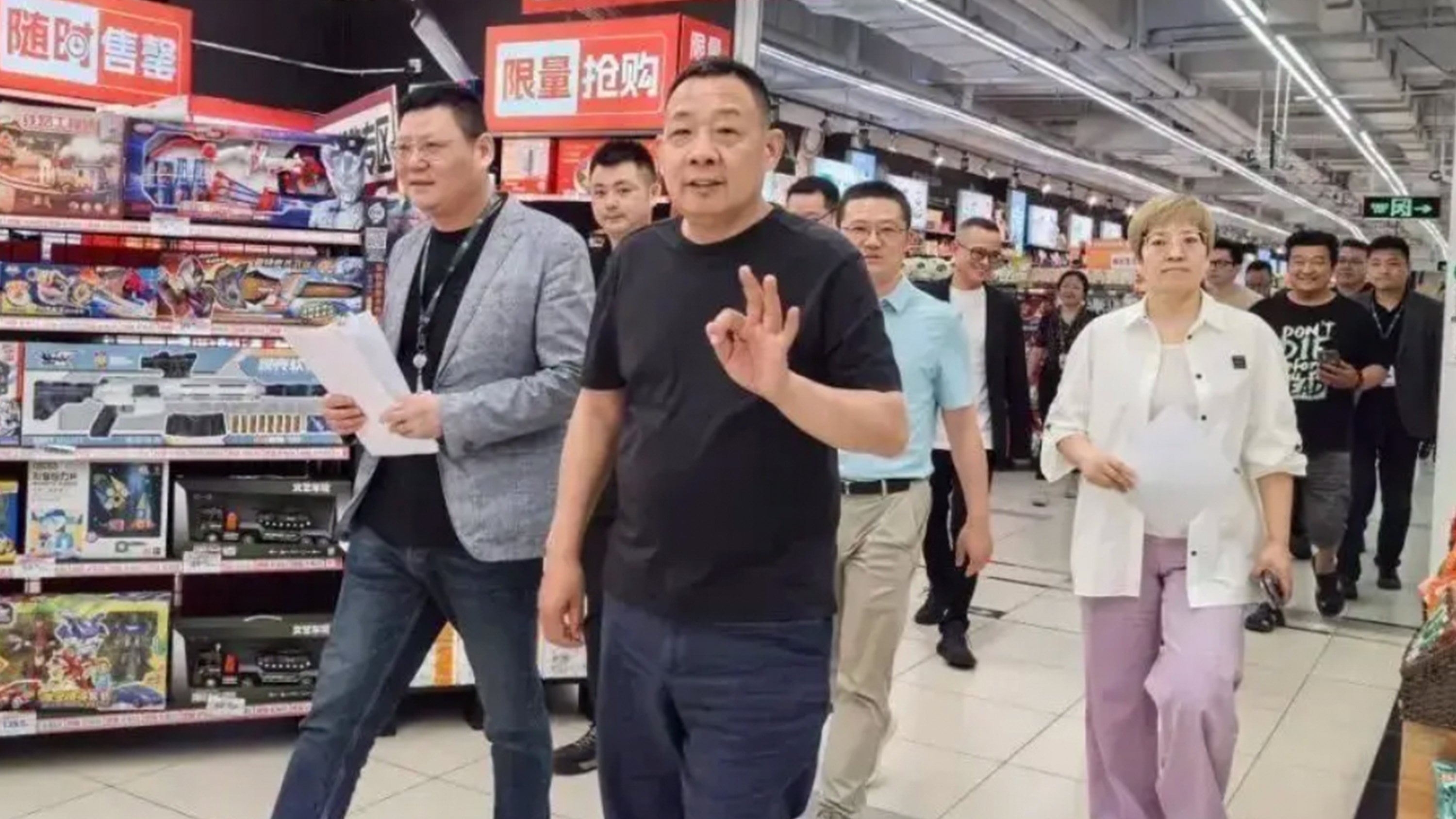 China’s “best boss” Yu Donglai, middle, faces backlash after announcing a strict four-year hiring limit at his Pangdonglai supermarket chain. Photo: Sohu