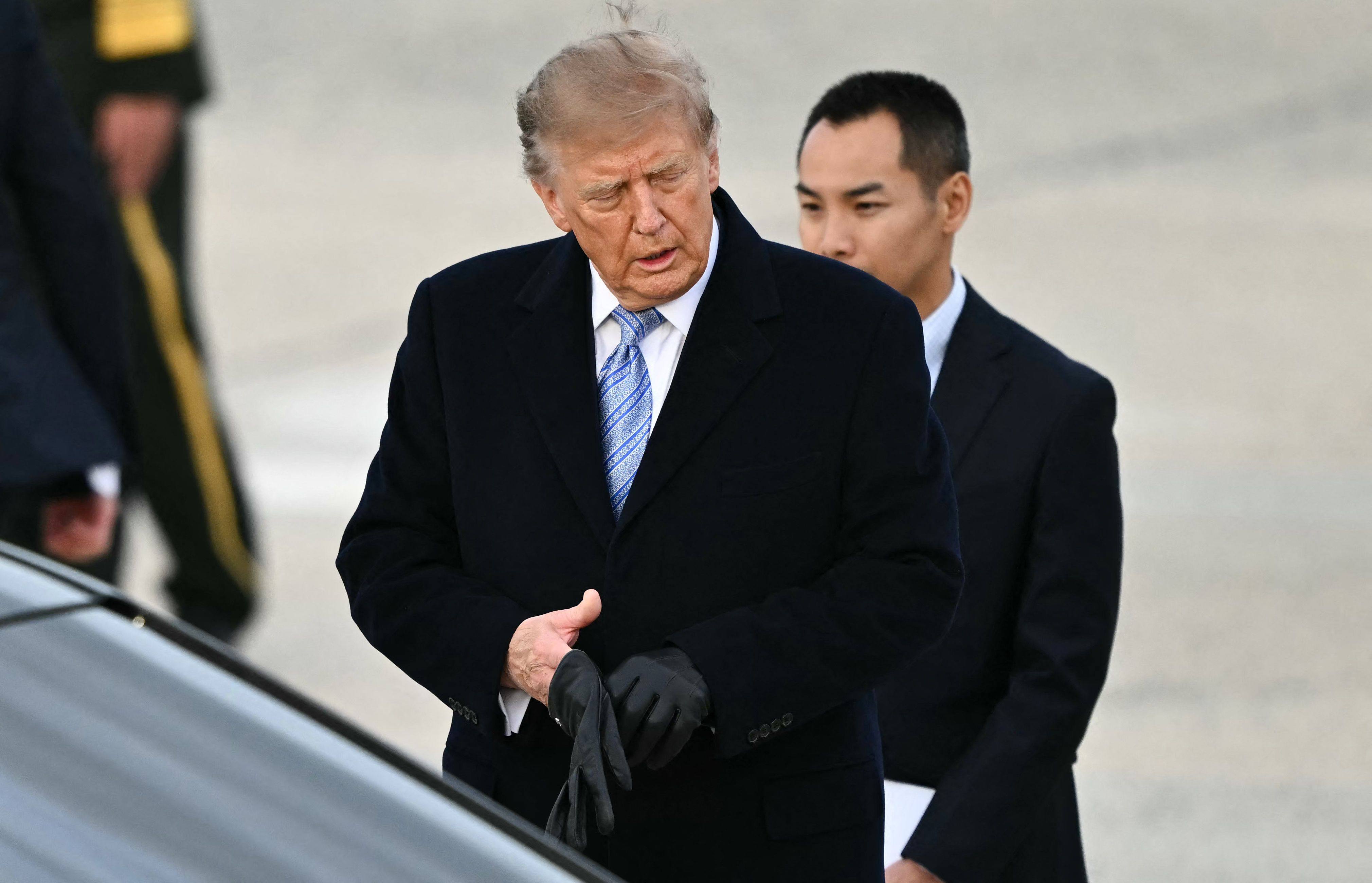 US President Donald Trump puts his glove back on after greeting the Chinese first couple, at Joint Base Andrews on September 23. Photo: AFP