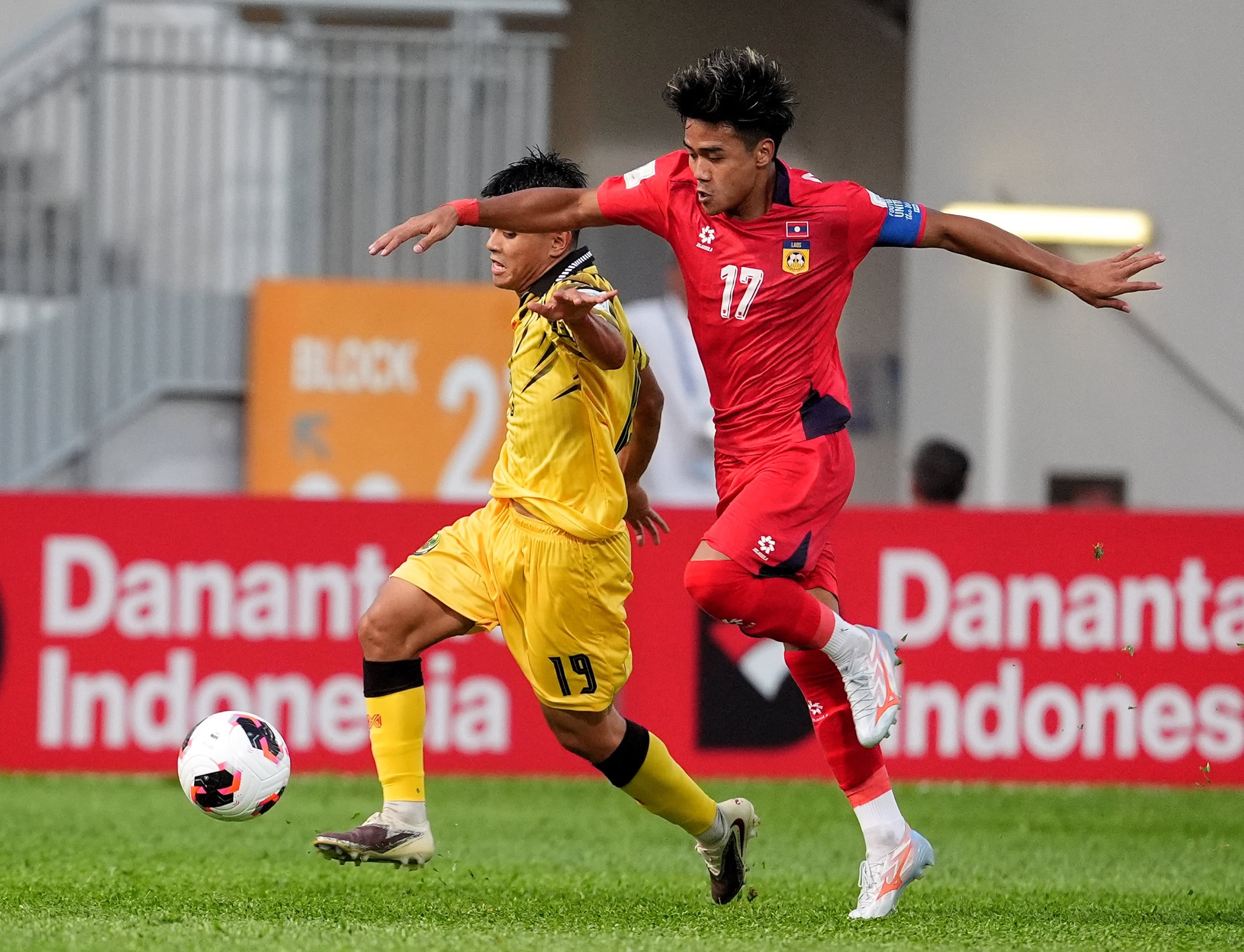 Bounphachan Bounkong tussles with Brunei midfielder Alinur Rashimi Jufri. Photo: Elson Li
