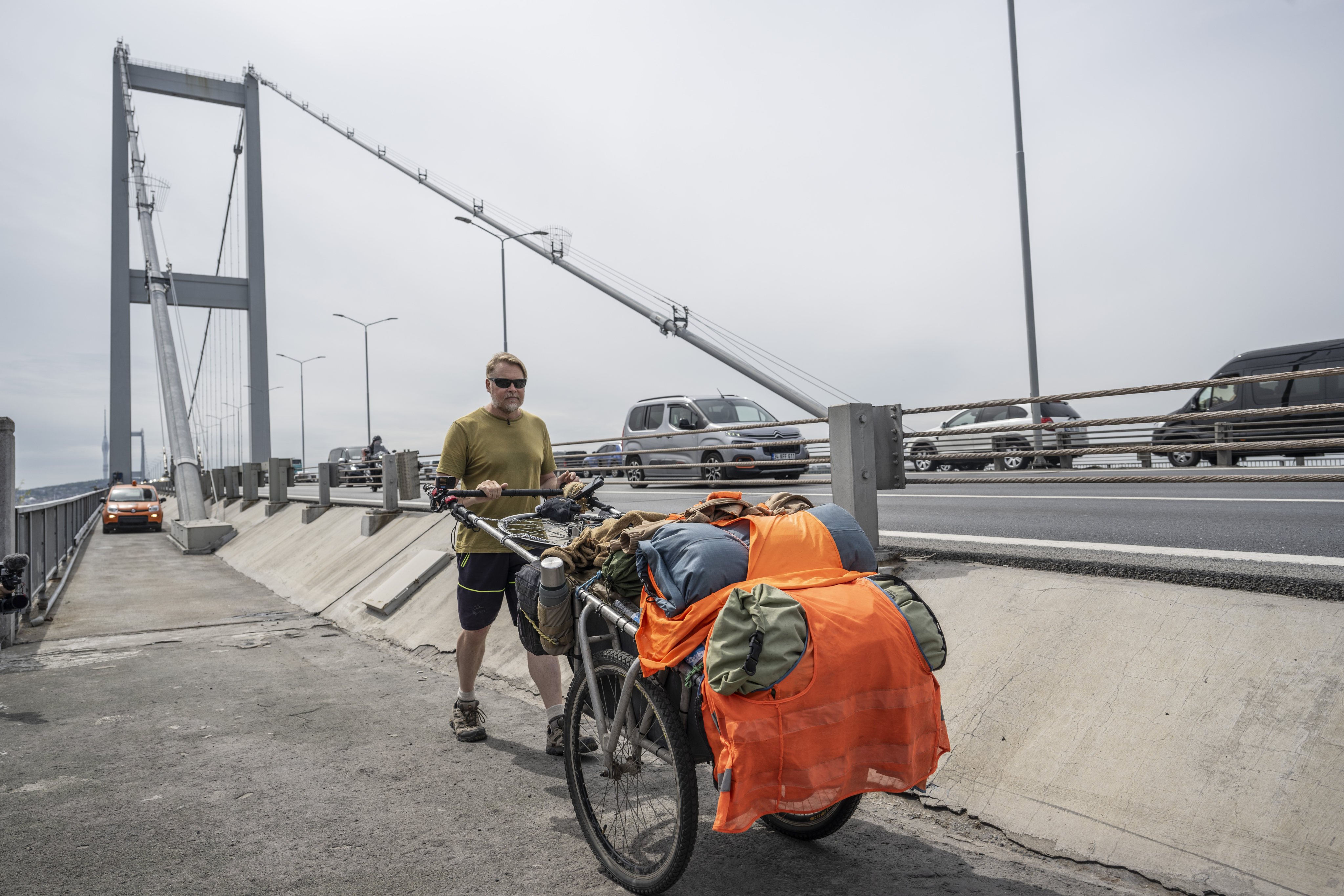 Karl Bushby crossing the 15 July Martyrs Bridge from Asia to Europe with special permission in Istanbul, Turkiye in May last year. Photo: Getty Images