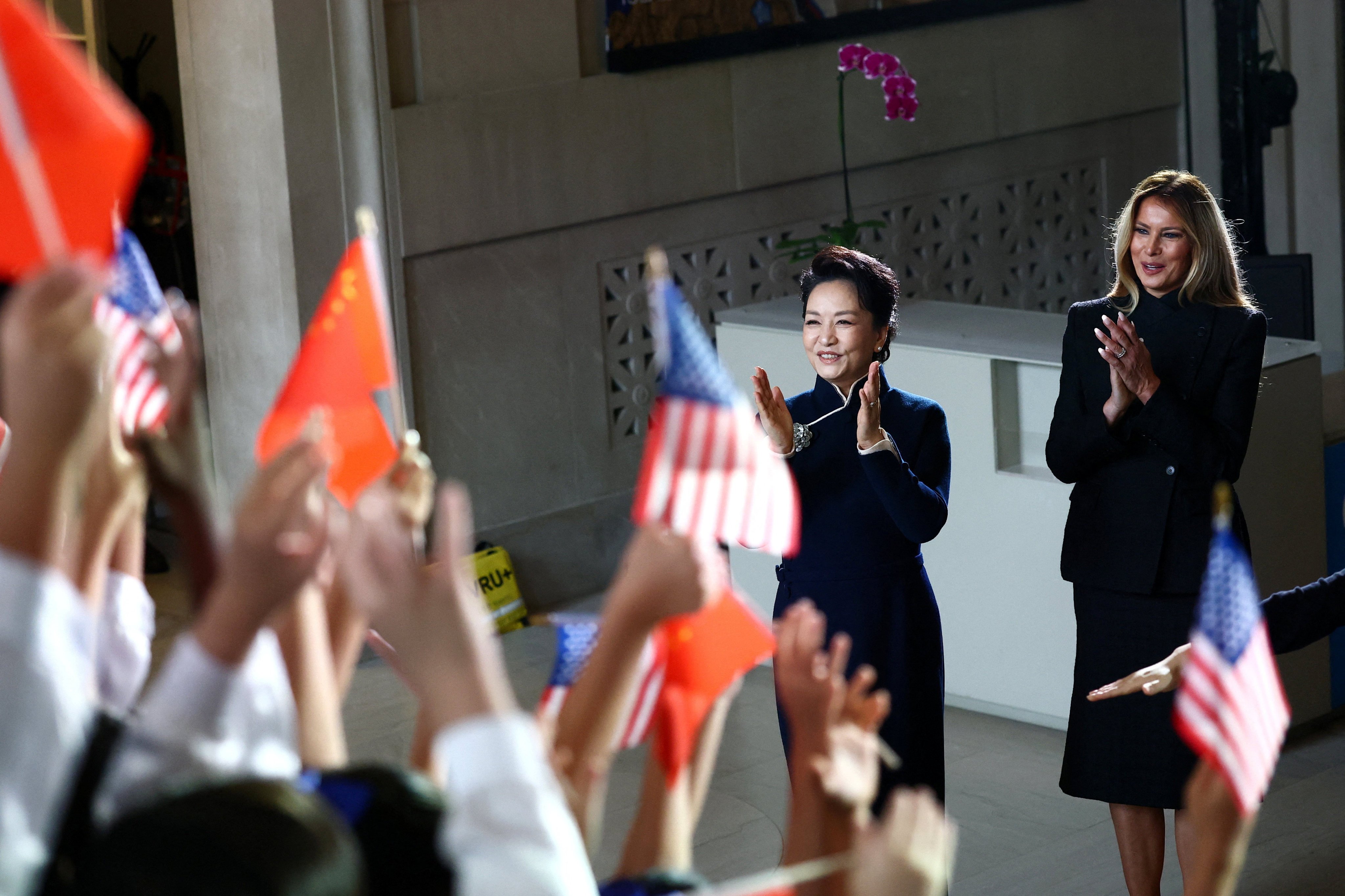 China’s first lady Peng Liyuan and US first lady Melania Trump react as choir students from the Hope Chinese School perform during a visit to the Smithsonian’s National Museum Of Asian Art on Thursday. Photo: Reuters