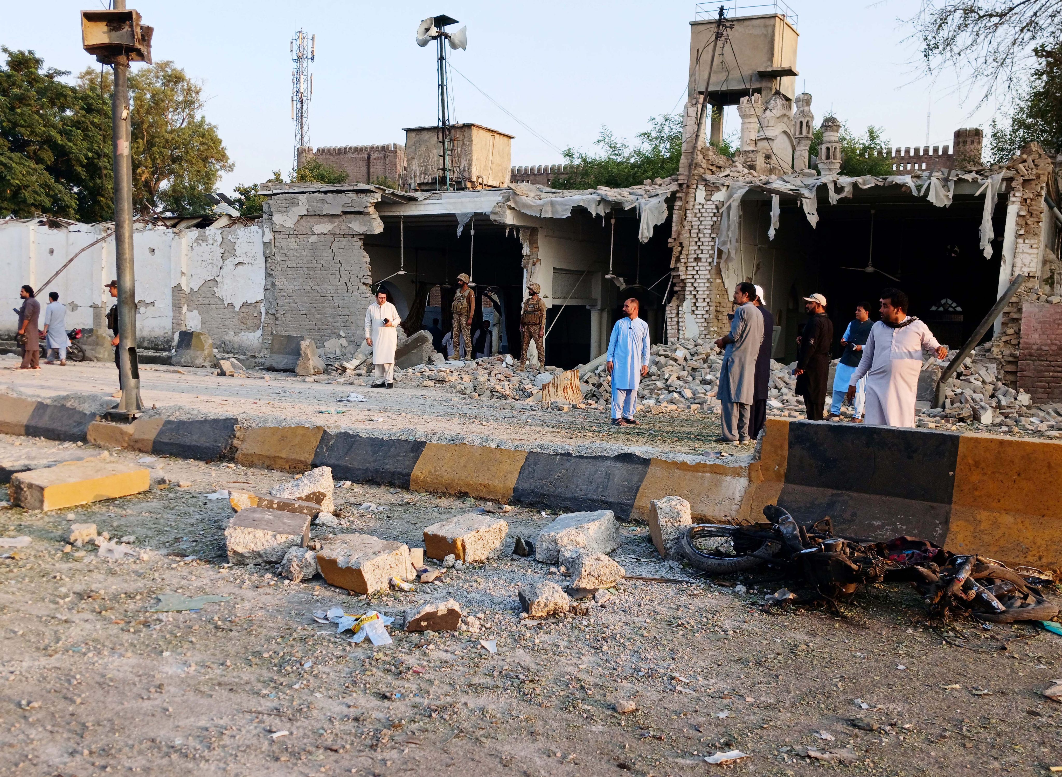 People gather at site of a bomb attack in Kohat, Khyber Pakhtunkhwa province, Pakistan, on September 18. Photo: Xinhua