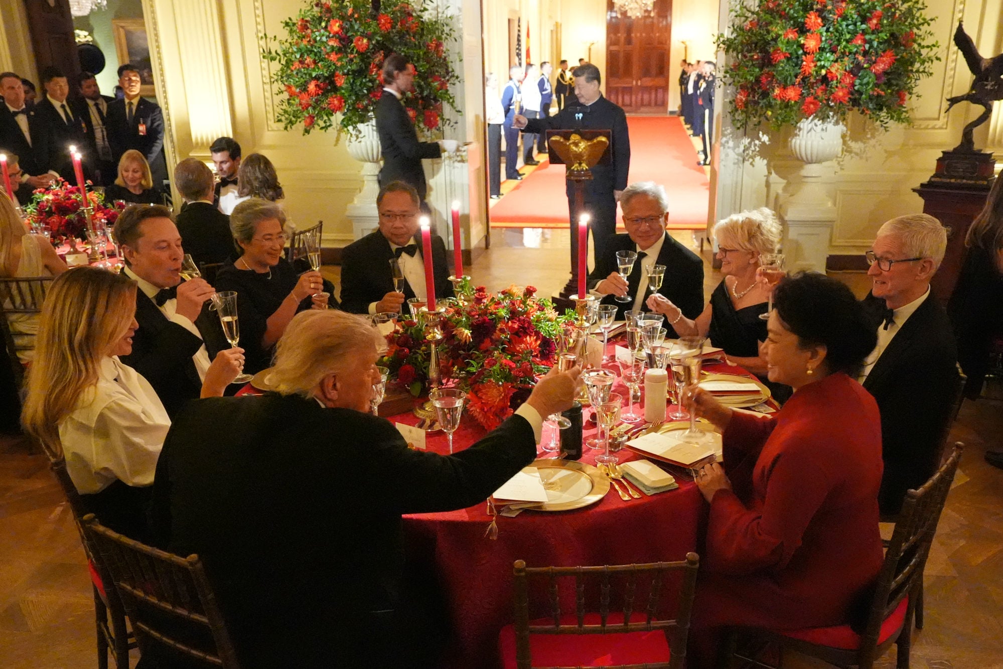 Donald Trump toasts with Chinese first lady Peng Liyuan during the dinner. Photo: AP