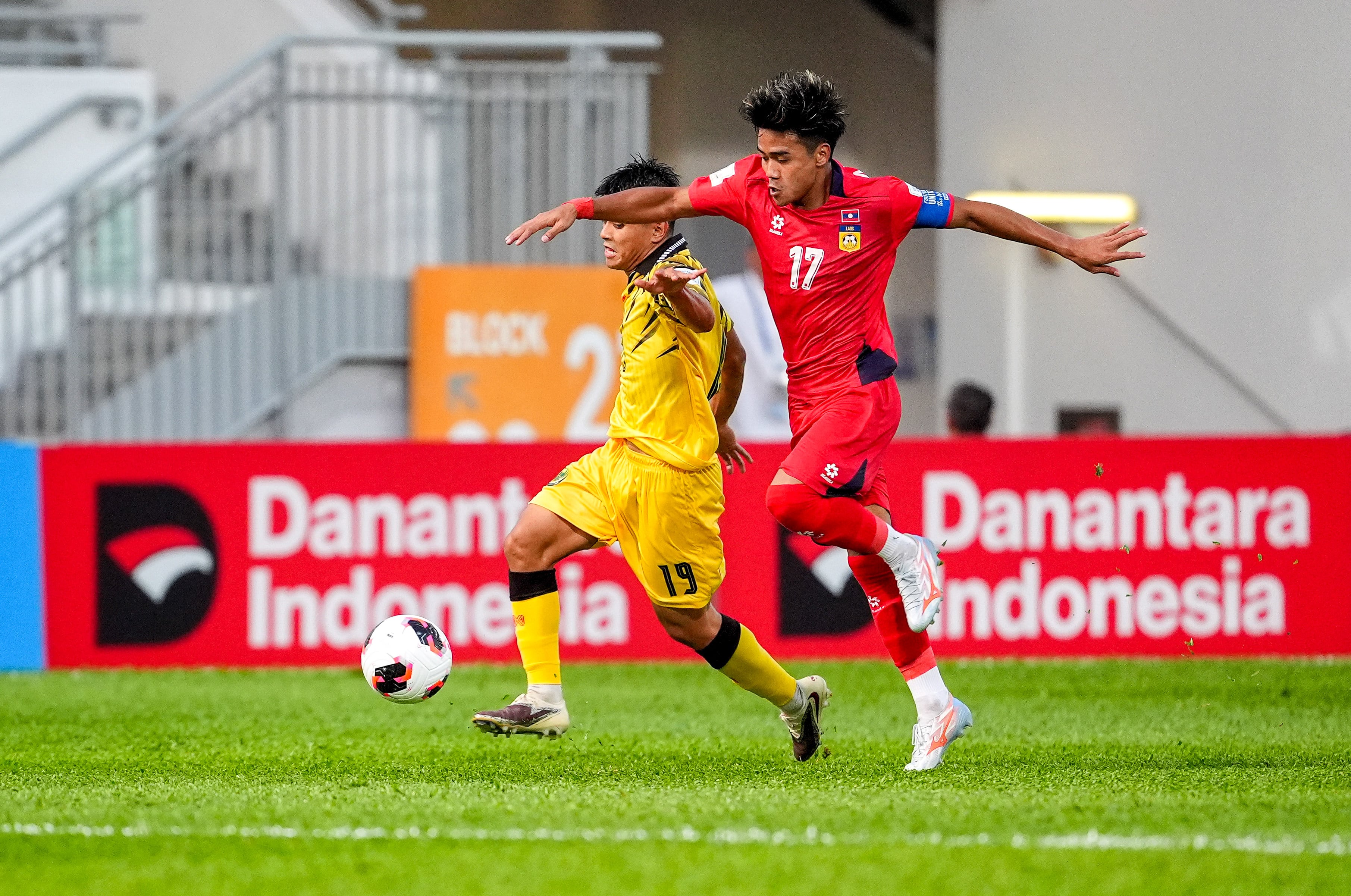 Bounphachan Bounkong tussles with Brunei midfielder Alinur Rashimi Jufri. Photo: Elson Li