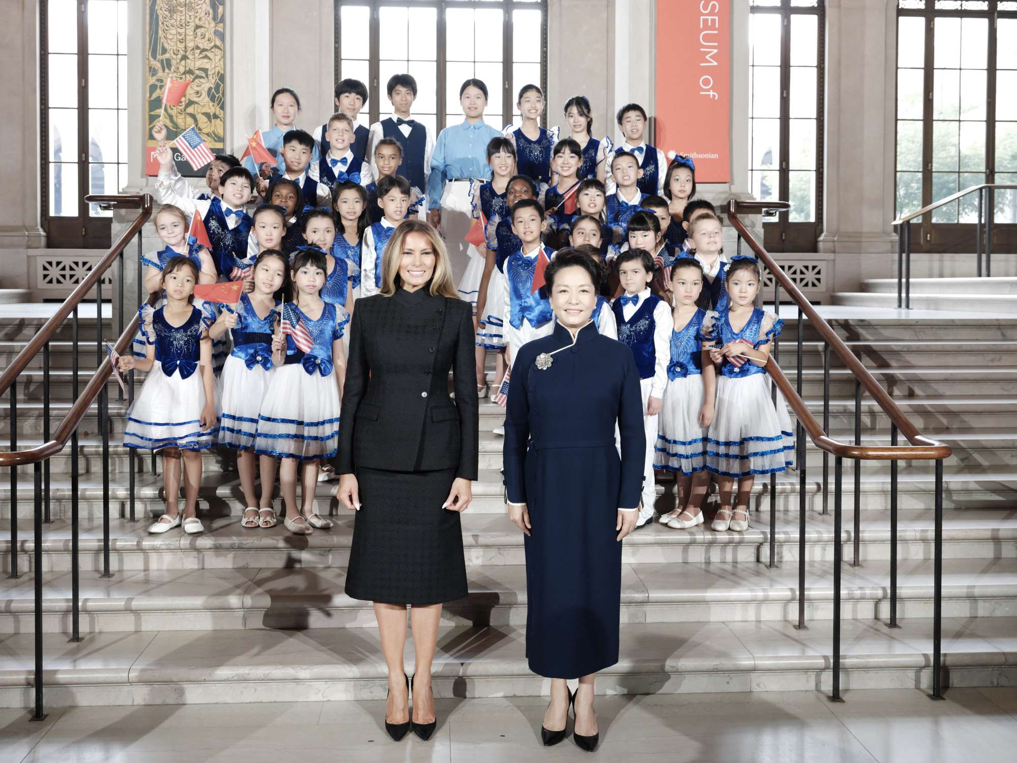 Trump and Peng with students from Hope Chinese School at the Smithsonian’s National Museum of Asian Art in Washington on Thursday. Photo: Xinhua