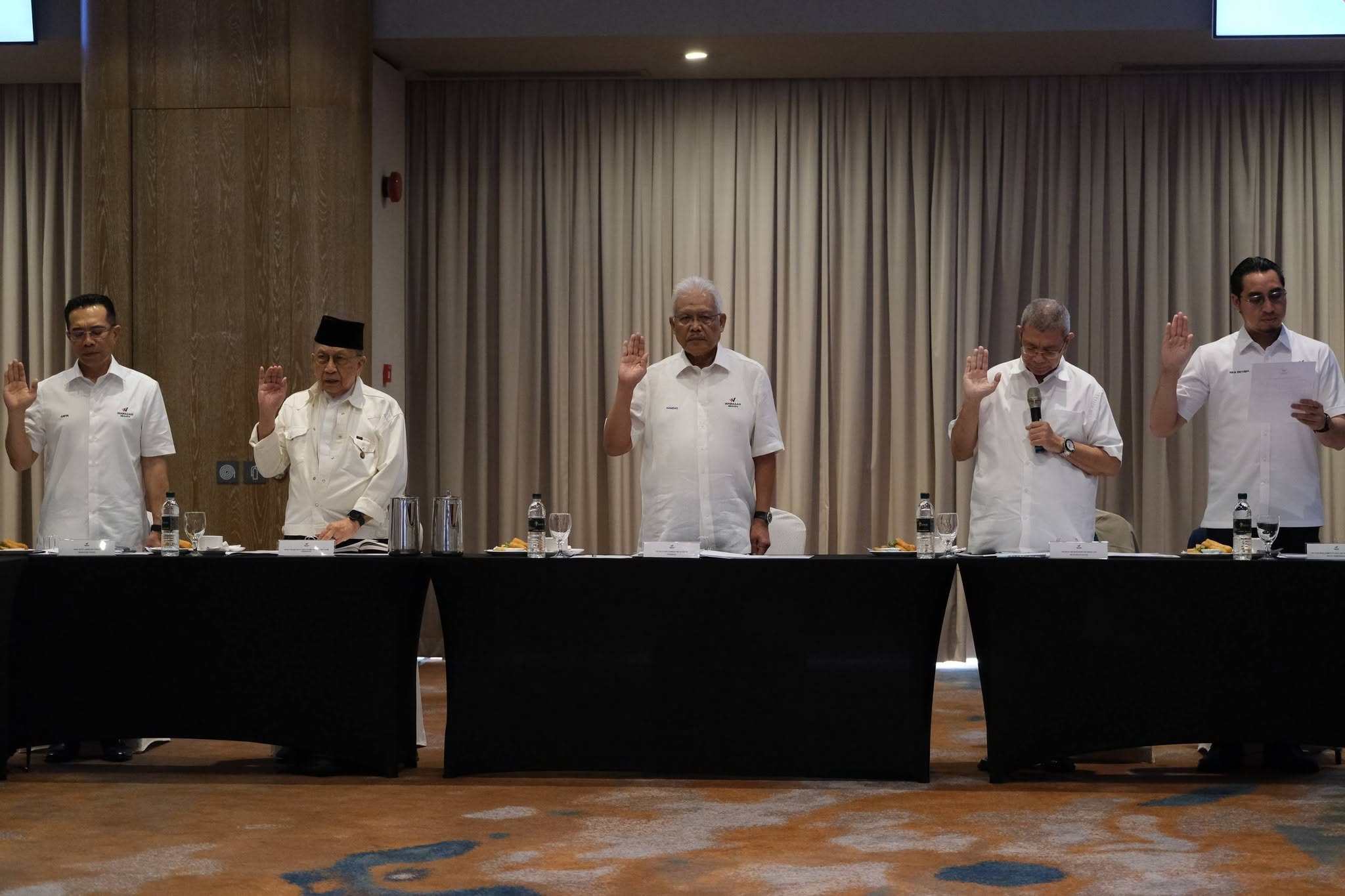 Rais Yatim (second left) takes an oath of office with other Parti Wawasan Negara exco members in July. Photo: Facebook / WawasanNegara