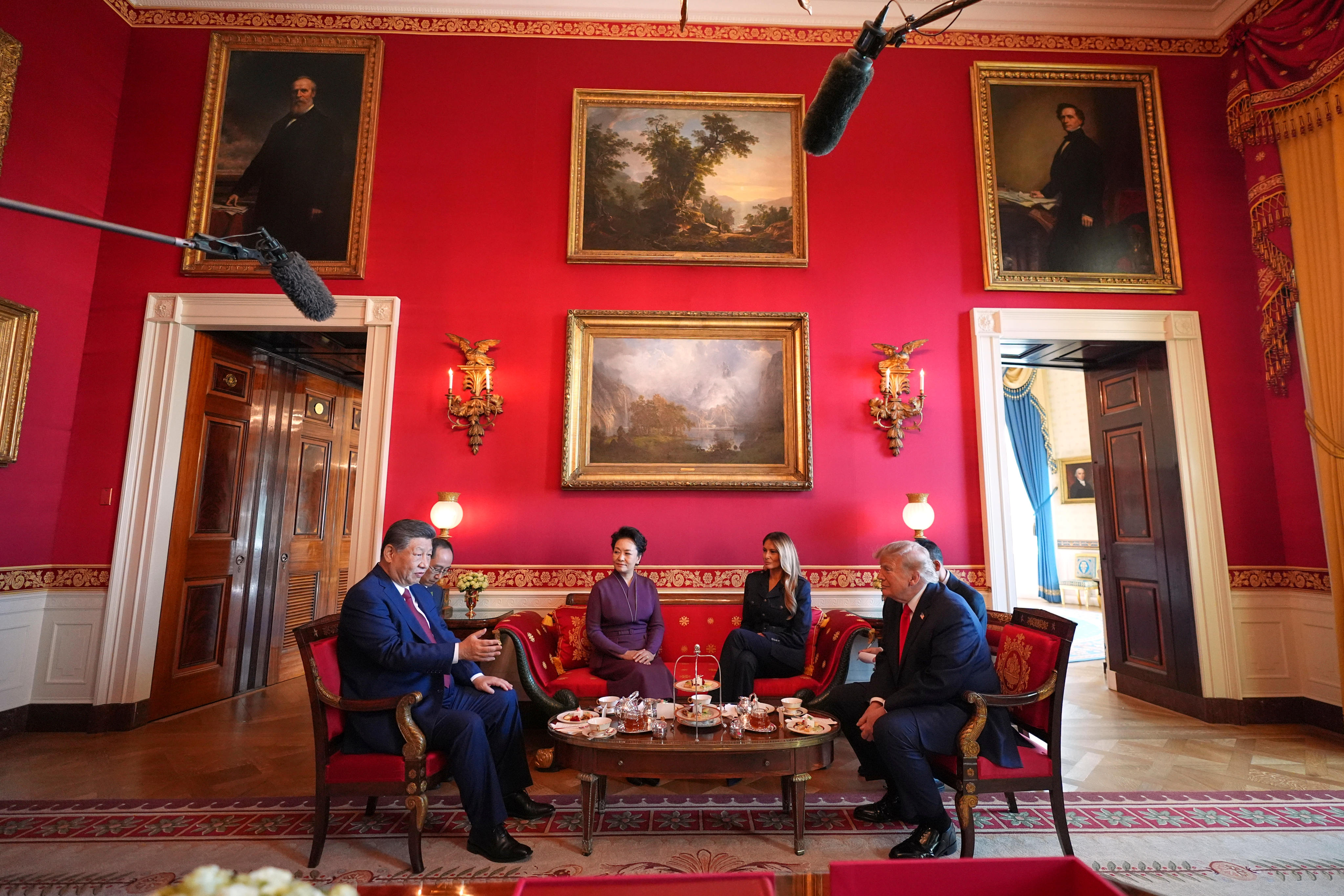 US President Donald Trump and first lady Melania Trump host Chinese leader Xi Jinping and his wife Peng Liyuan for tea, in the Red Room of the White House on September 25. Photo: AP