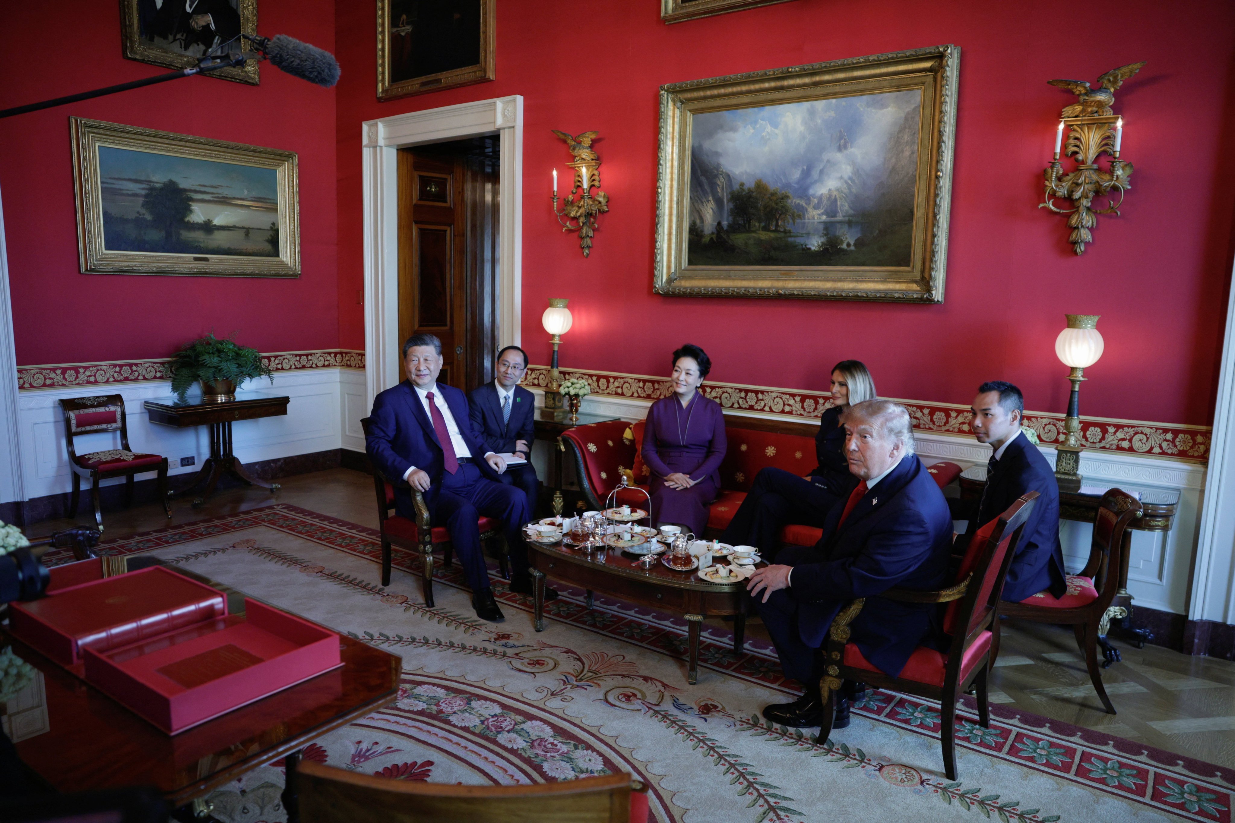 US President Donald Trump and first lady Melania Trump participate in tea with Chinese President Xi Jinping and his wife, Peng Liyuan, in the Red Room of the White House in Washington, DC, US, September 25, 2026. REUTERS/Evan Vucci