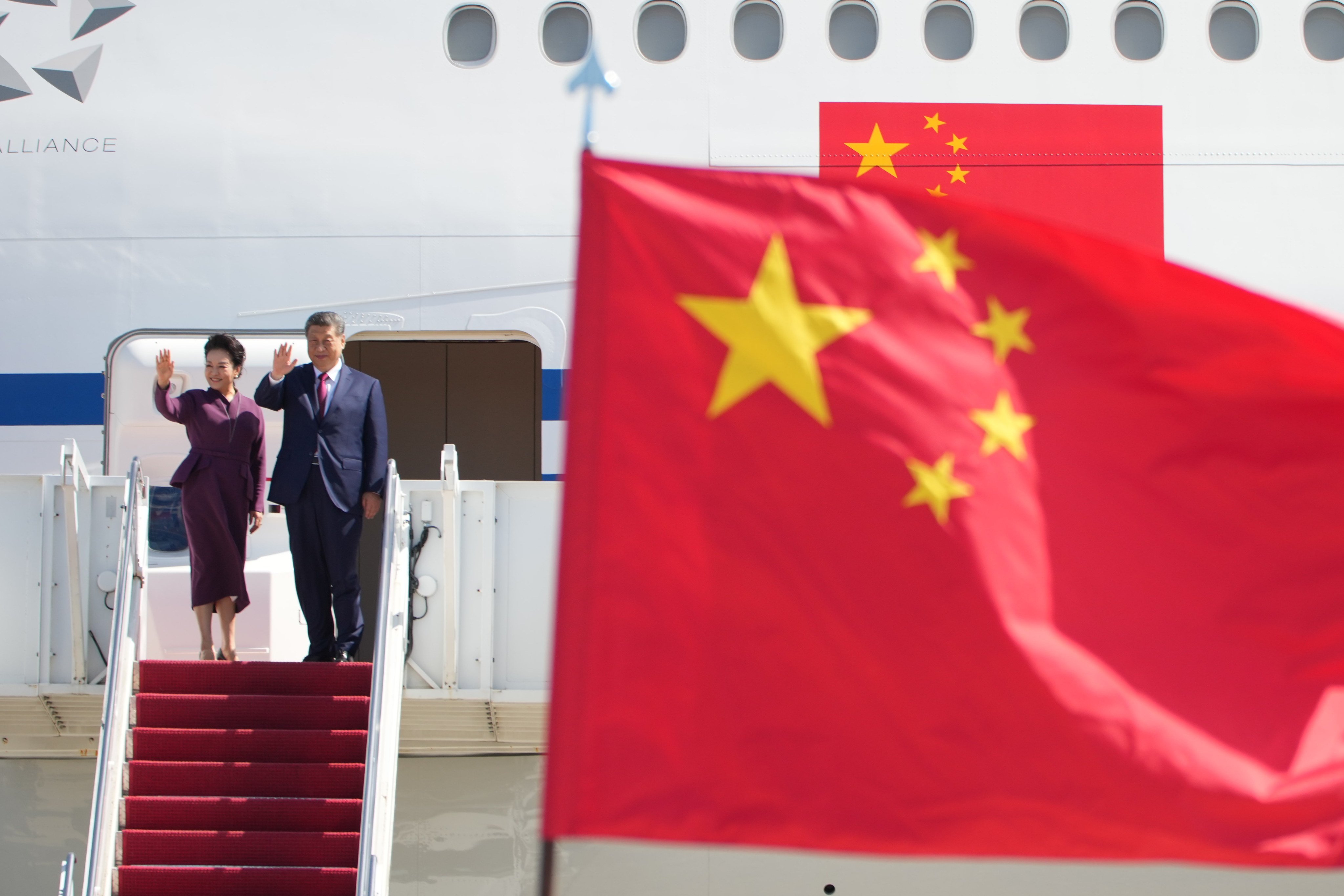 Xi and Peng wave as they board their aircraft at Joint Base Andrews to return to China. Photo: AP